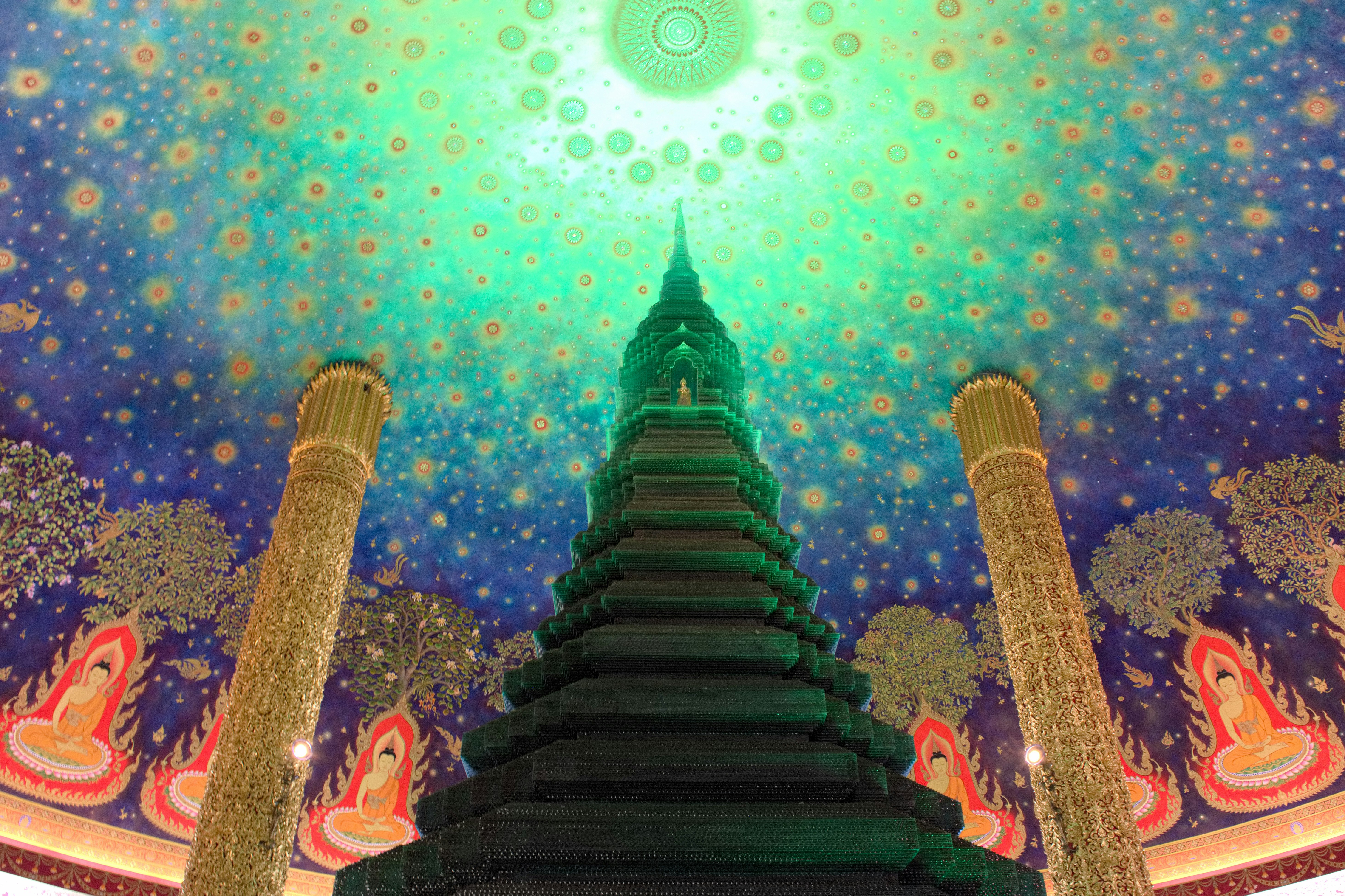 星空のような背景にそびえる寺院の塔と装飾