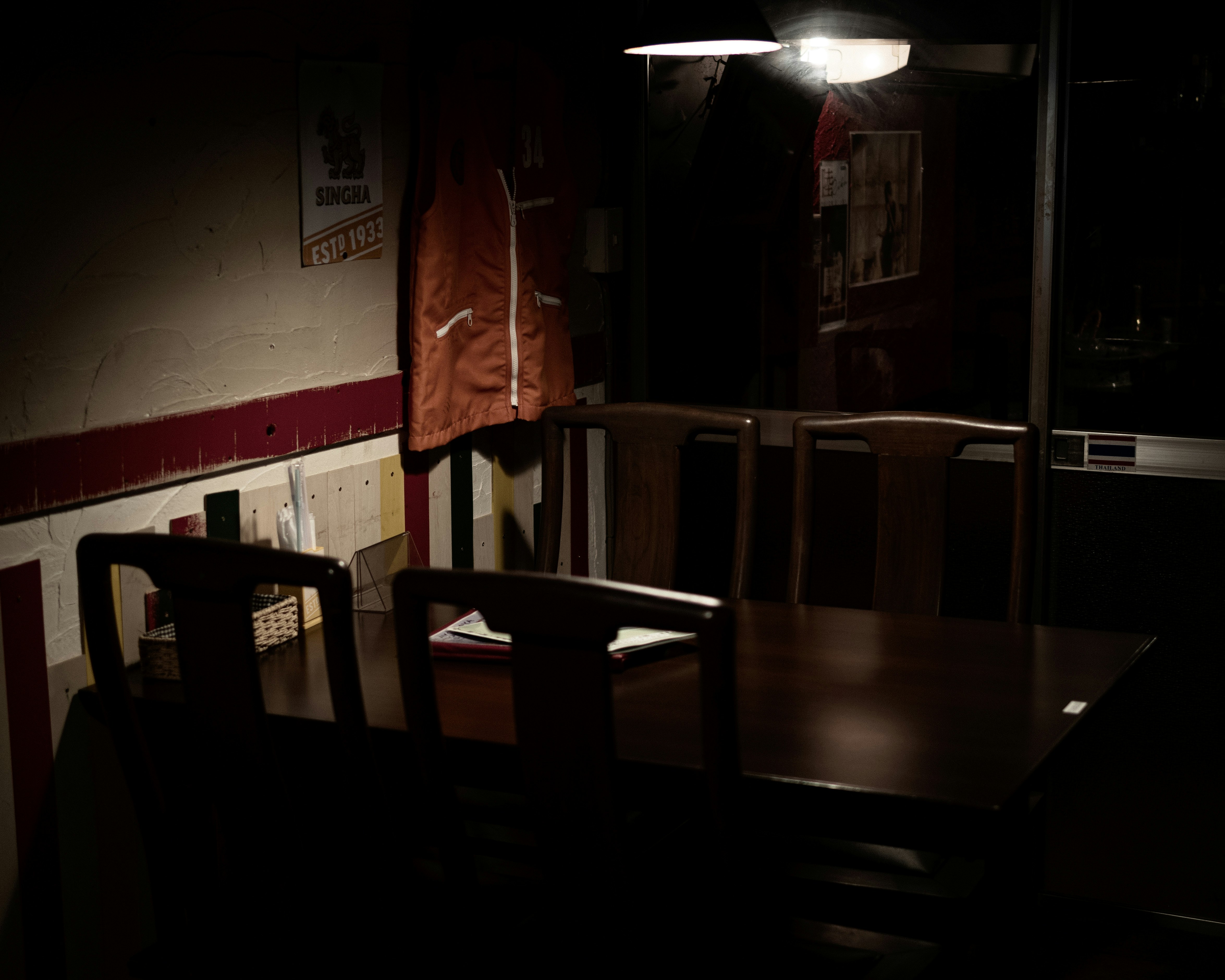 夜晚室內用餐區，暖光下的桌椅