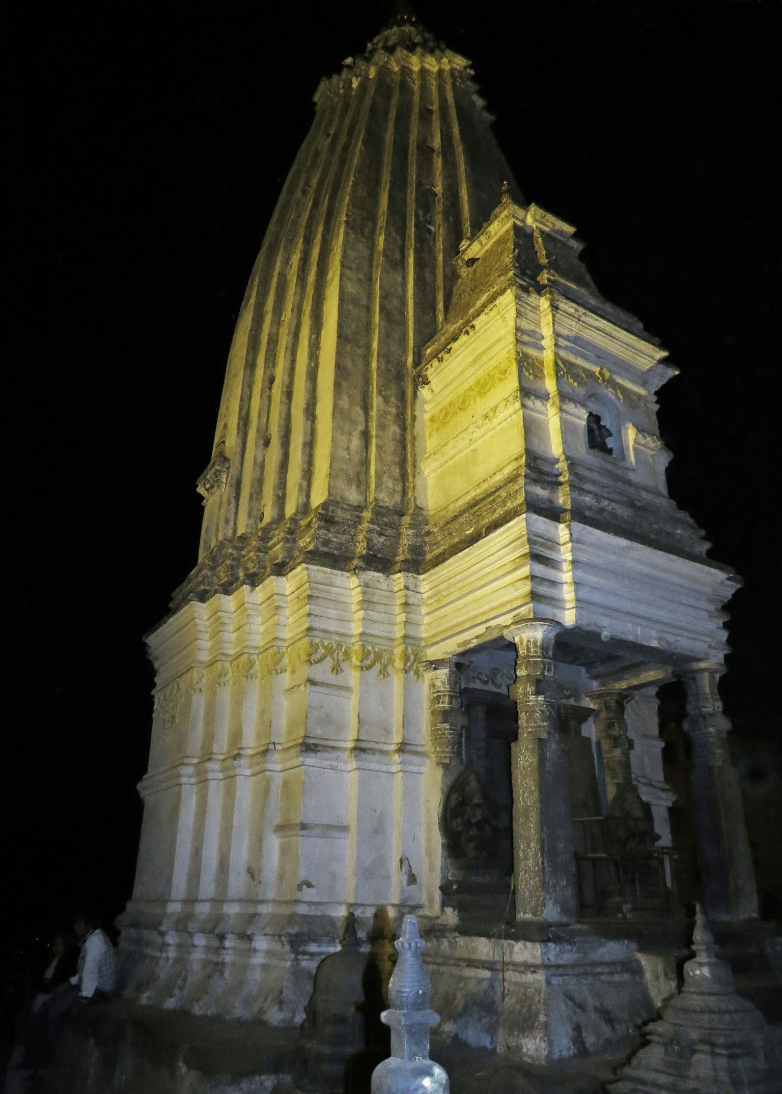 Vista dettagliata di una torre di tempio illuminata di notte