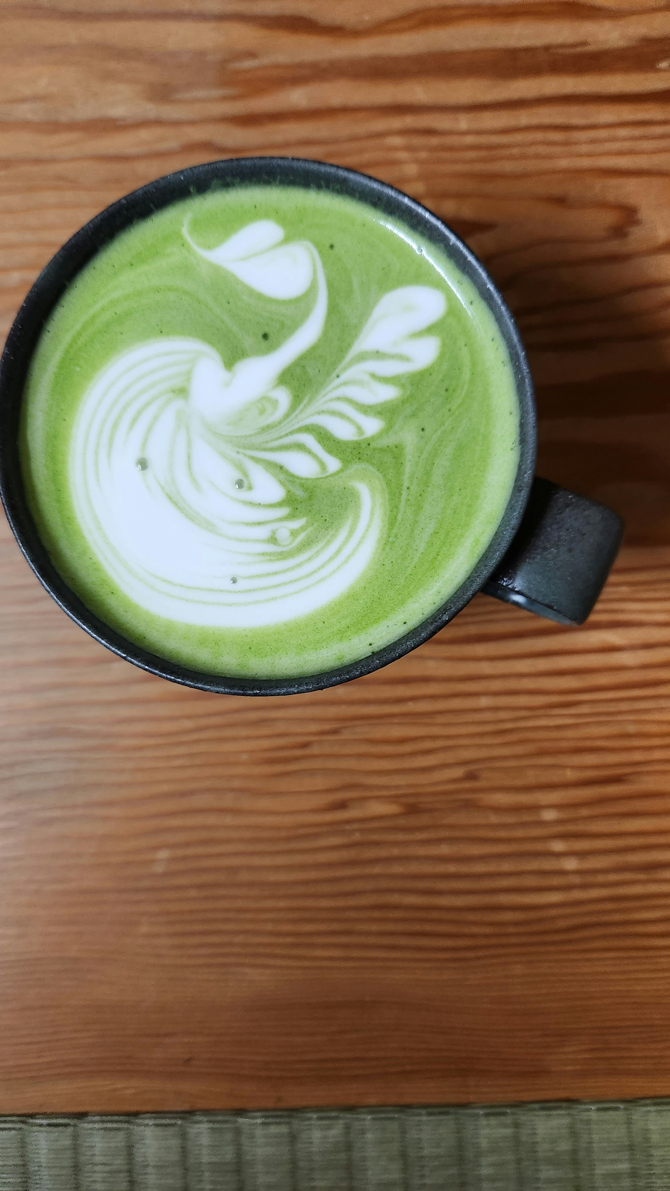 抹茶ラテの表面に描かれたラテアート