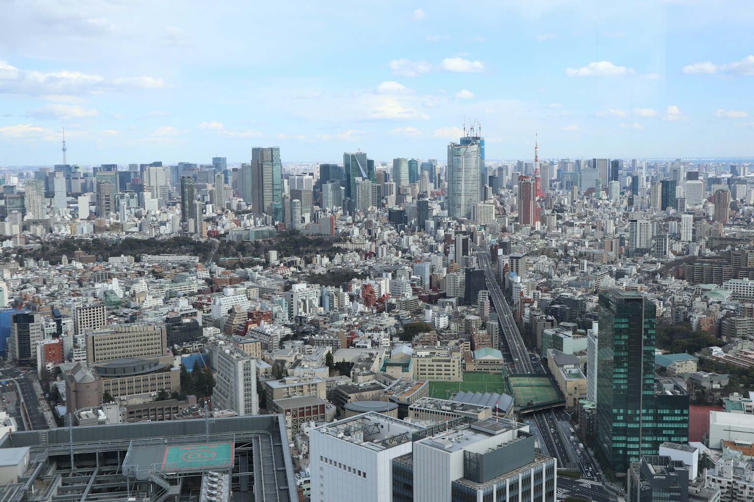 Cảnh quan toàn cảnh về đường chân trời của Tokyo với nhiều tòa nhà chọc trời