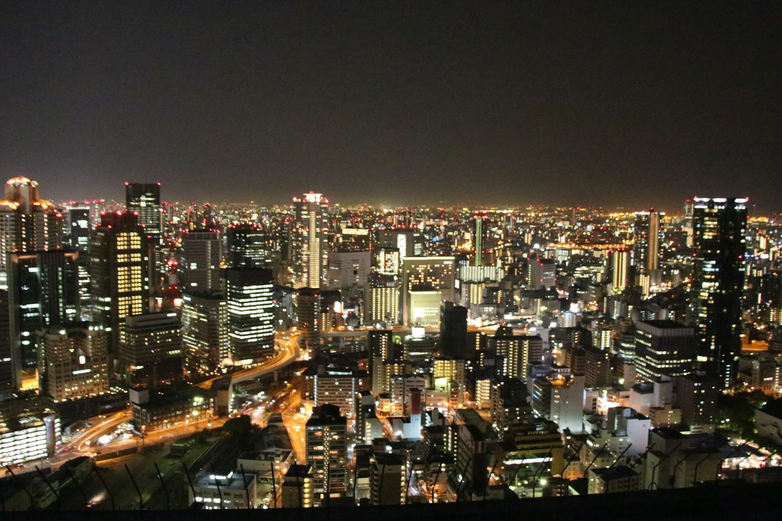 Stupenda vista notturna di Città del Messico con grattacieli e luci della città