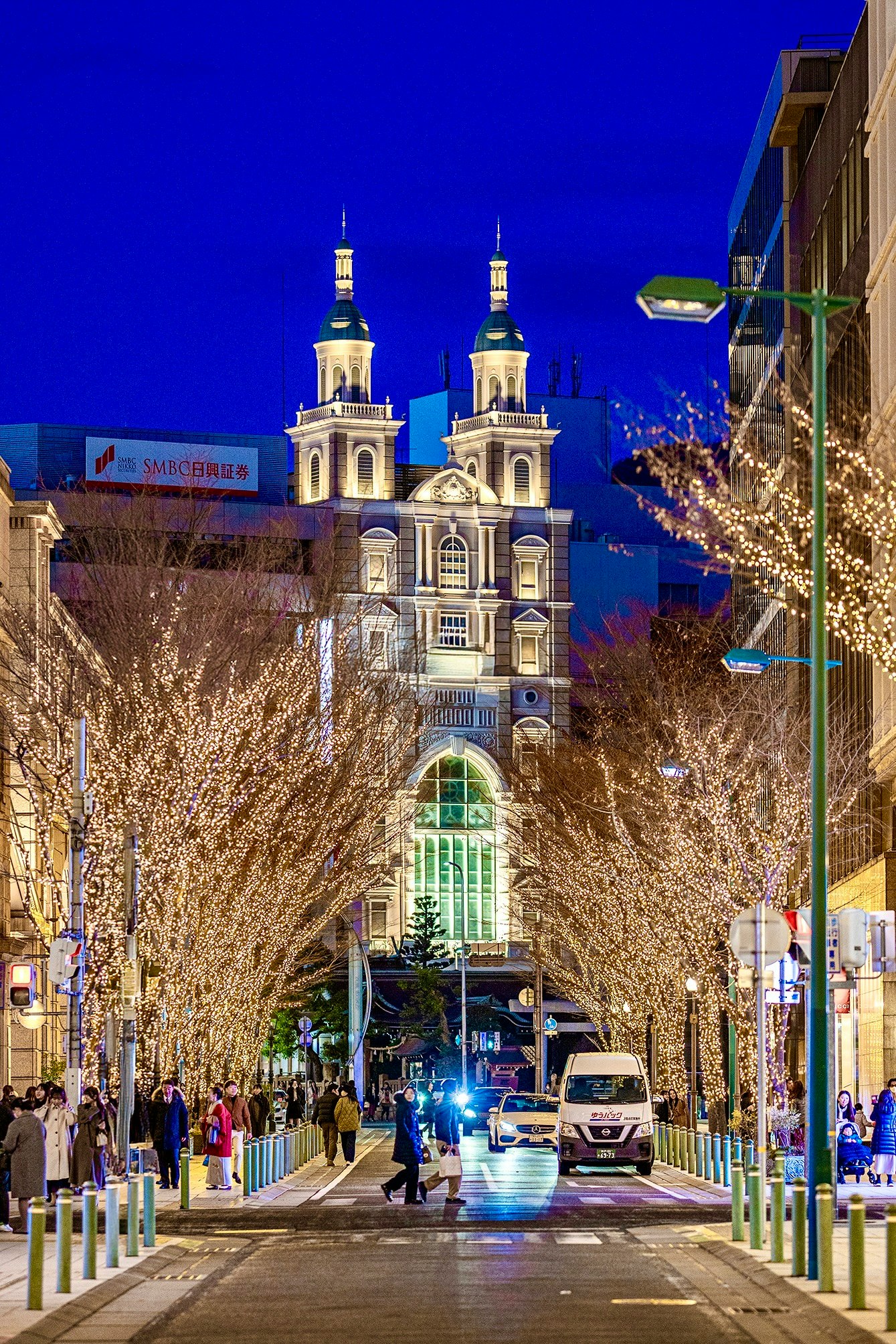 Kobe beleuchtete Straße bei Nacht mit einer Kirche