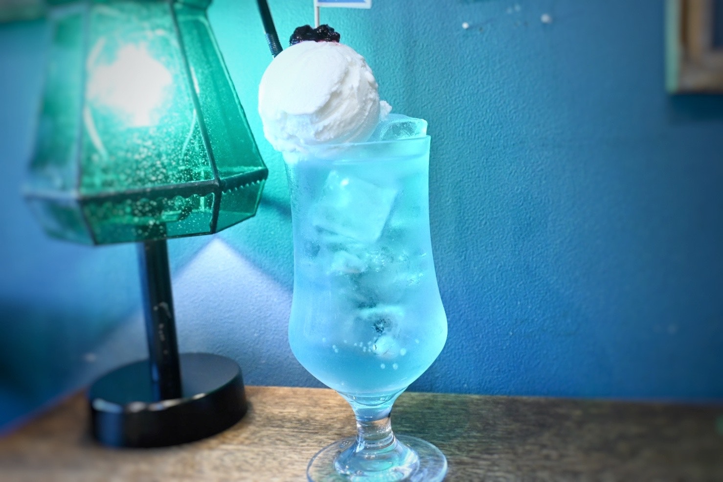 藍色奶油蘇打在高腳杯中配冰塊氣泡