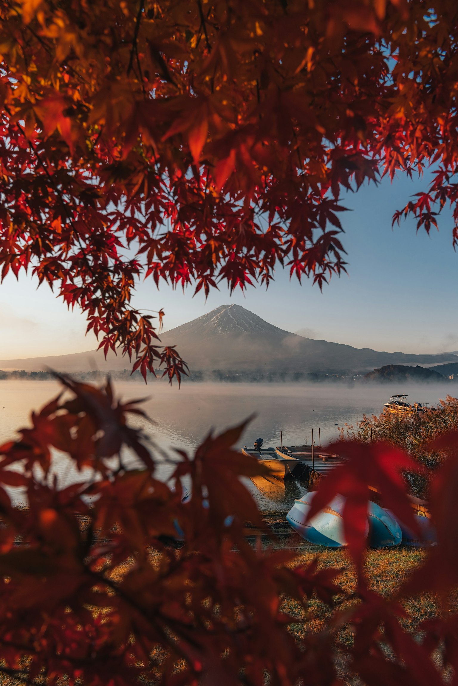 Pemandangan indah Gunung Fuji dikelilingi oleh daun musim gugur