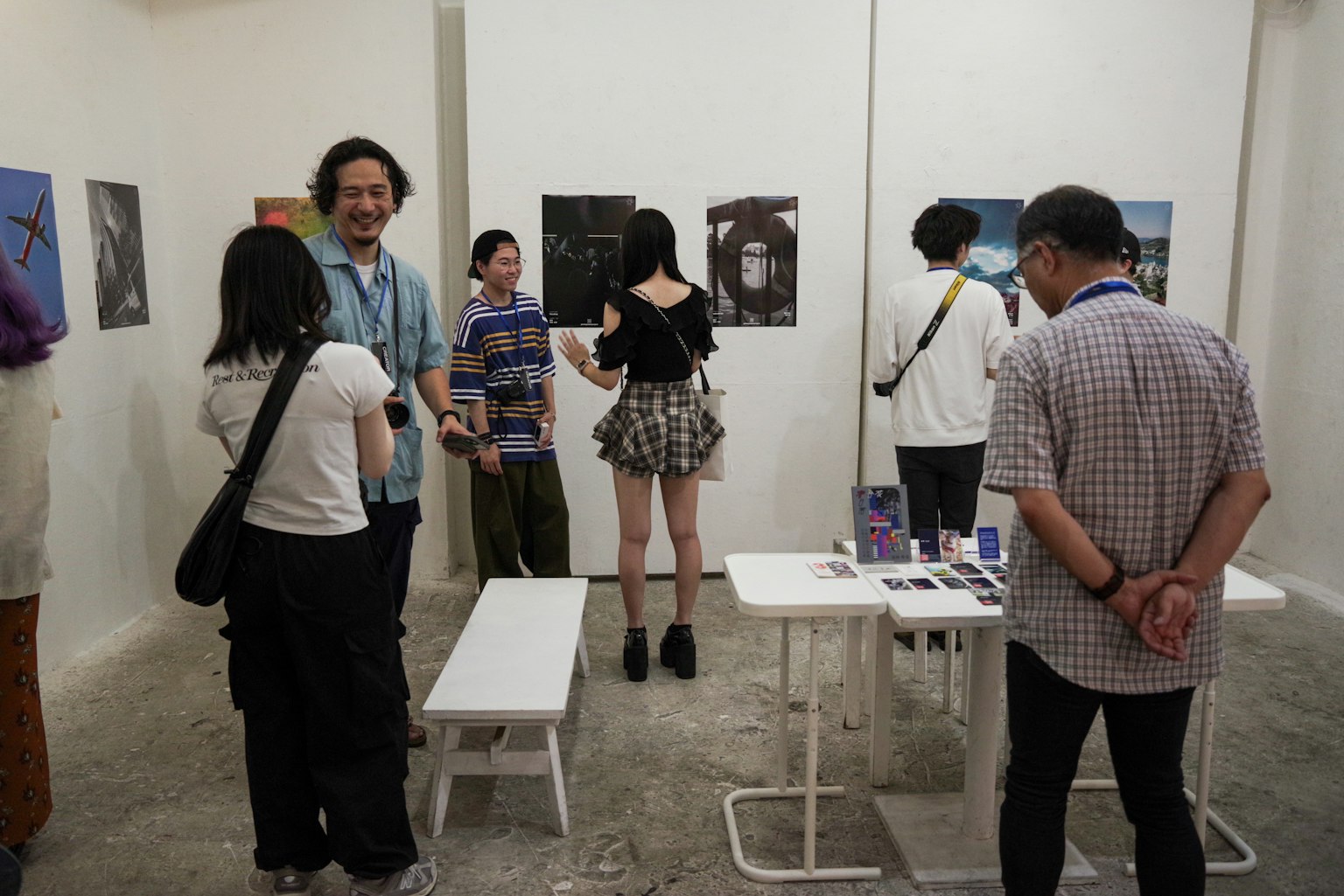 Persone che interagiscono e ammirano opere d'arte in una galleria