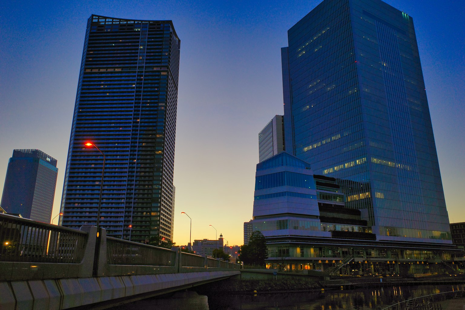 黃昏城市風景，高樓大廈和河流