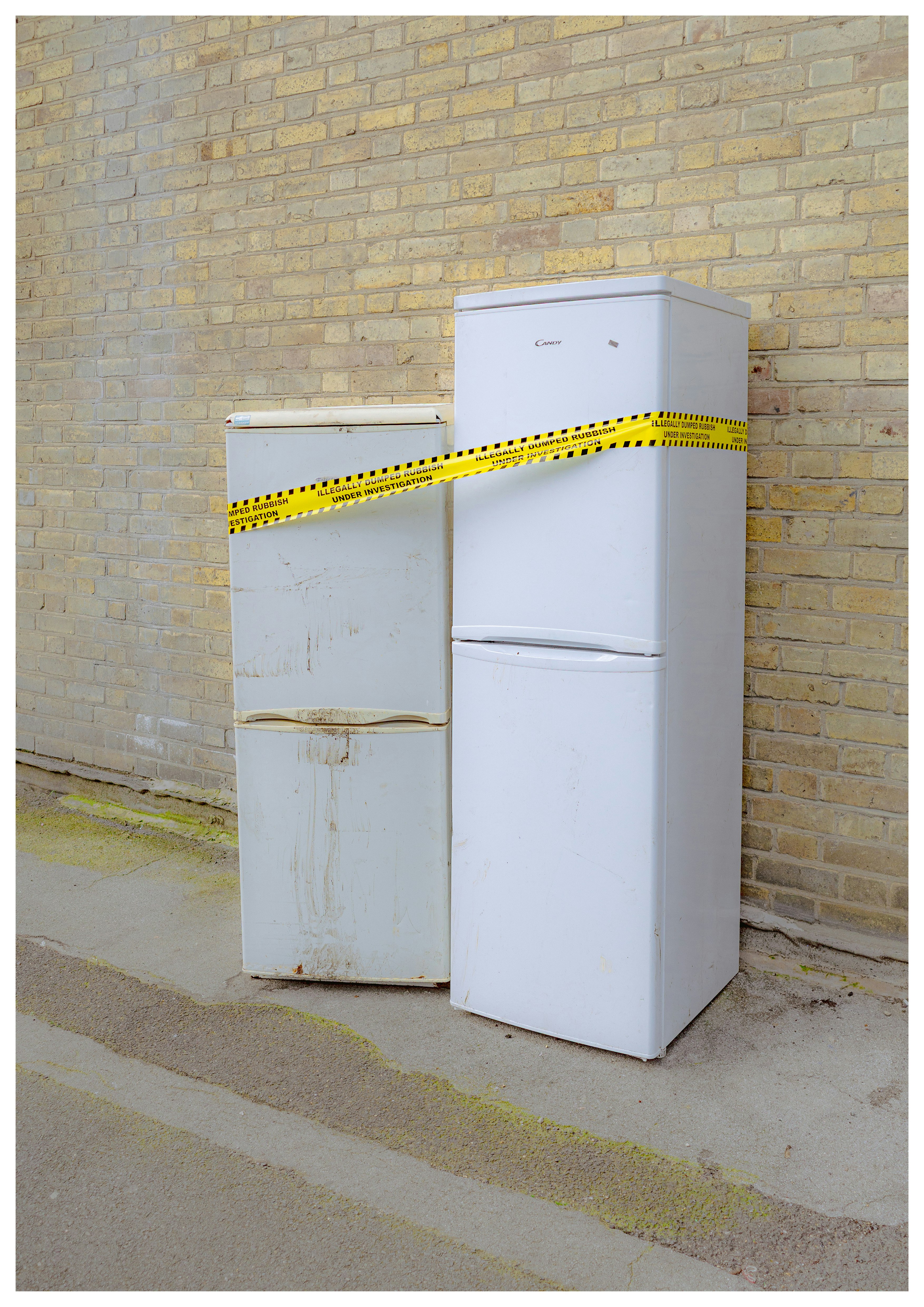 weißer Kühlschrank und Waschmaschine nebeneinander an einer Wand