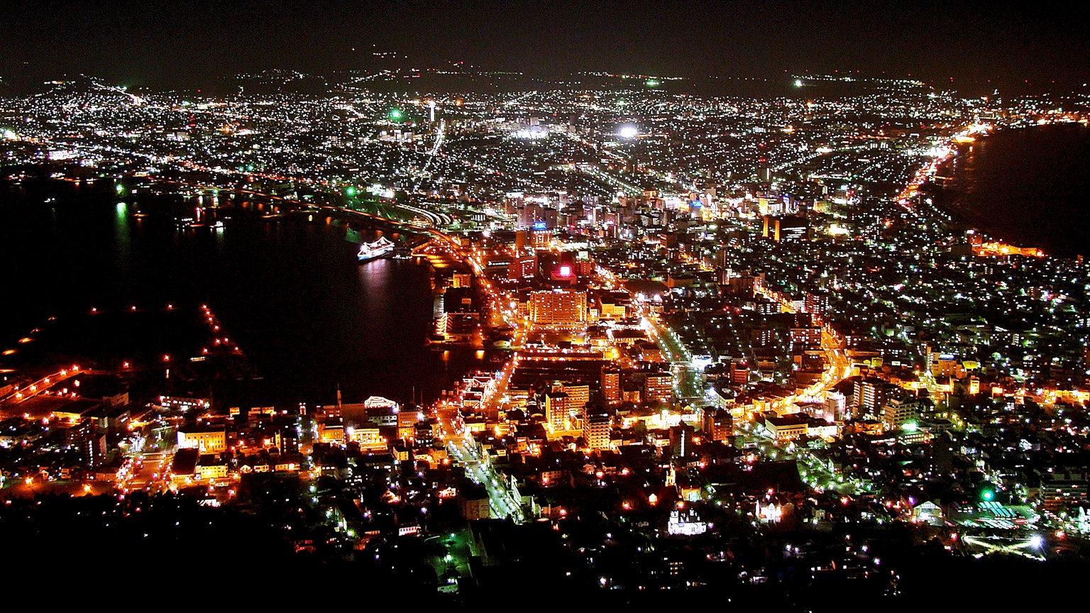 Vista panorámica de una ciudad de noche con luces brillantes