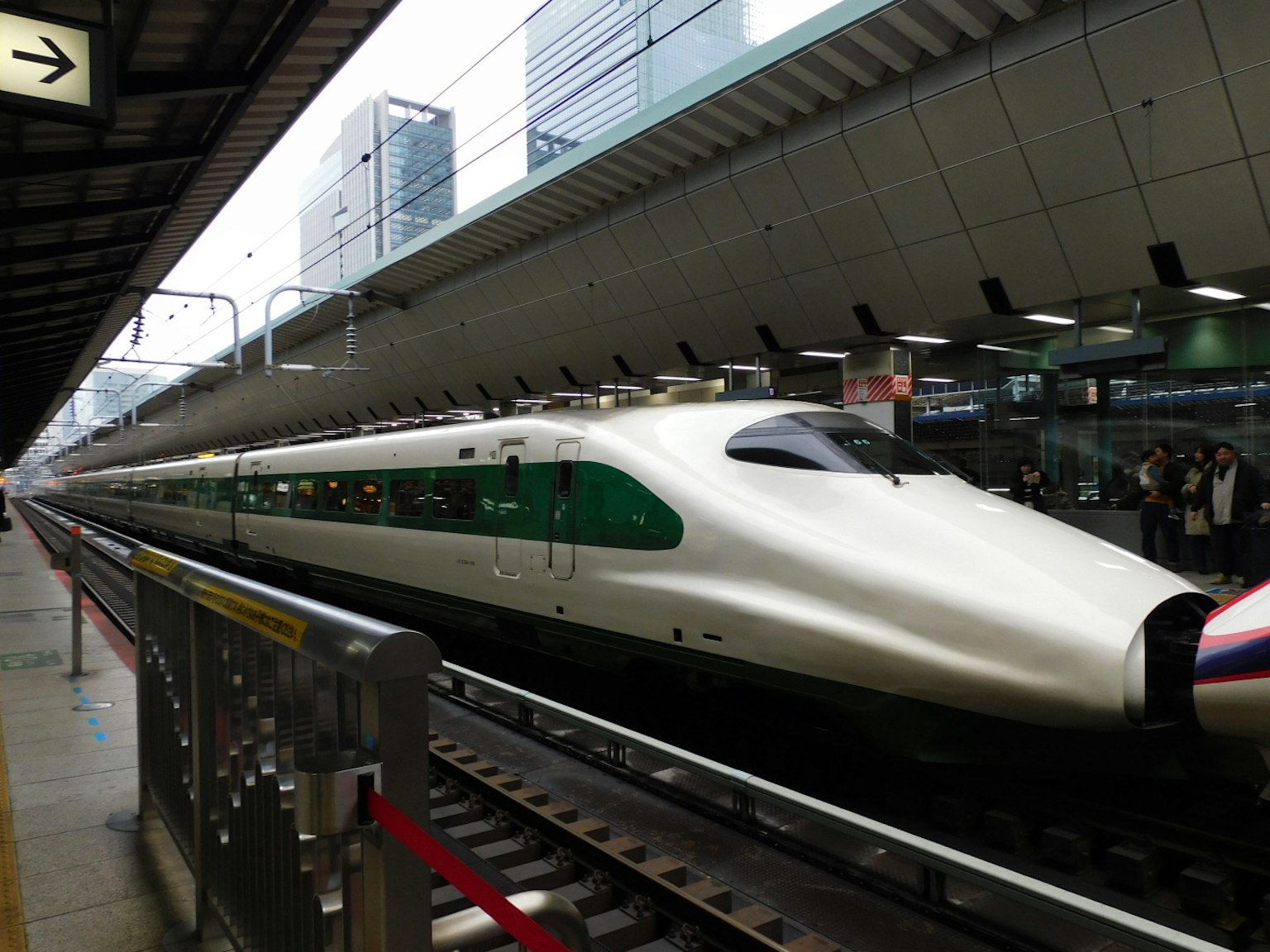 Tàu Shinkansen tại ga hiện đại với thiết kế thanh lịch