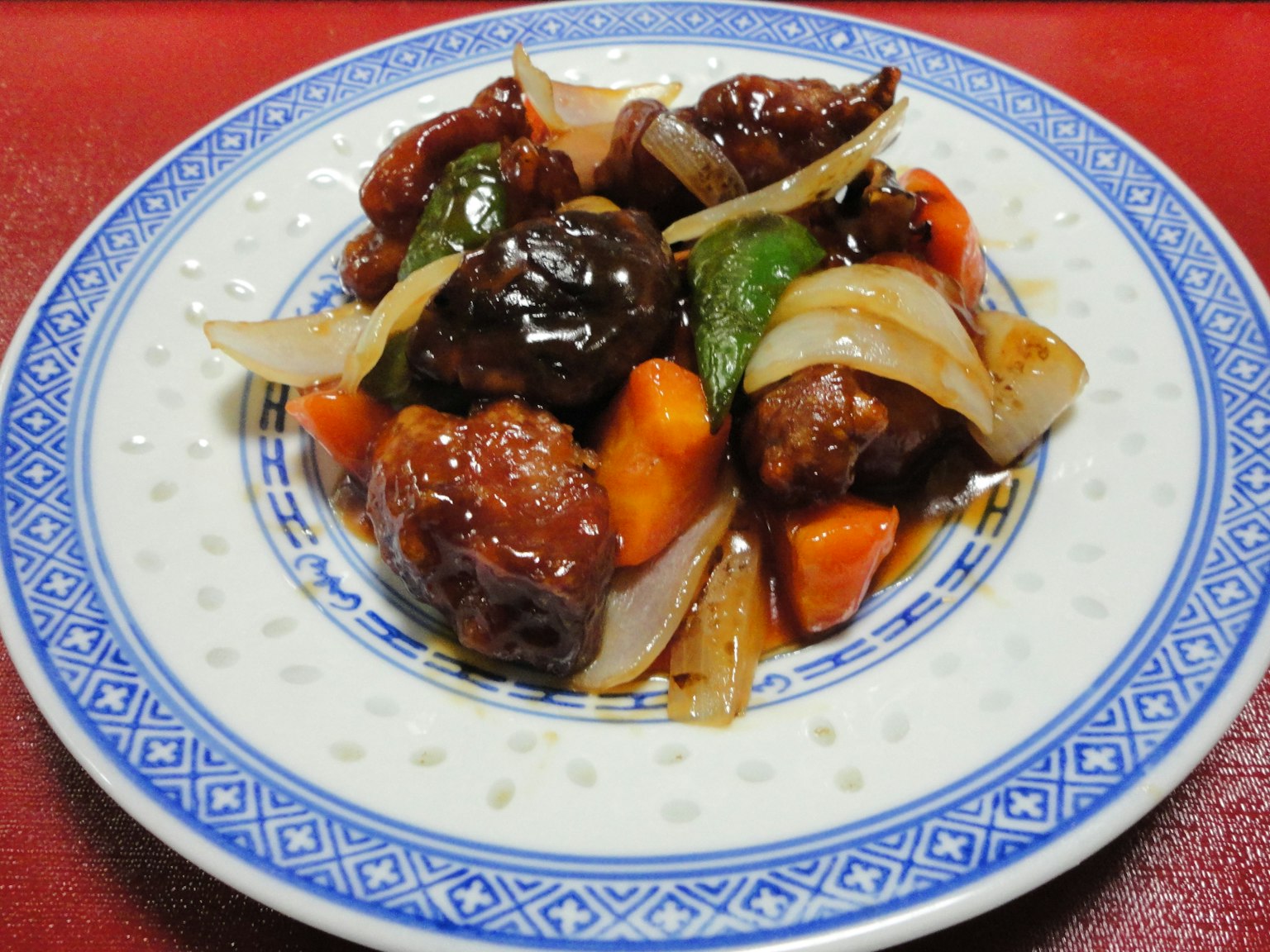 一道美味的中式肉菜盛放在裝飾盤上