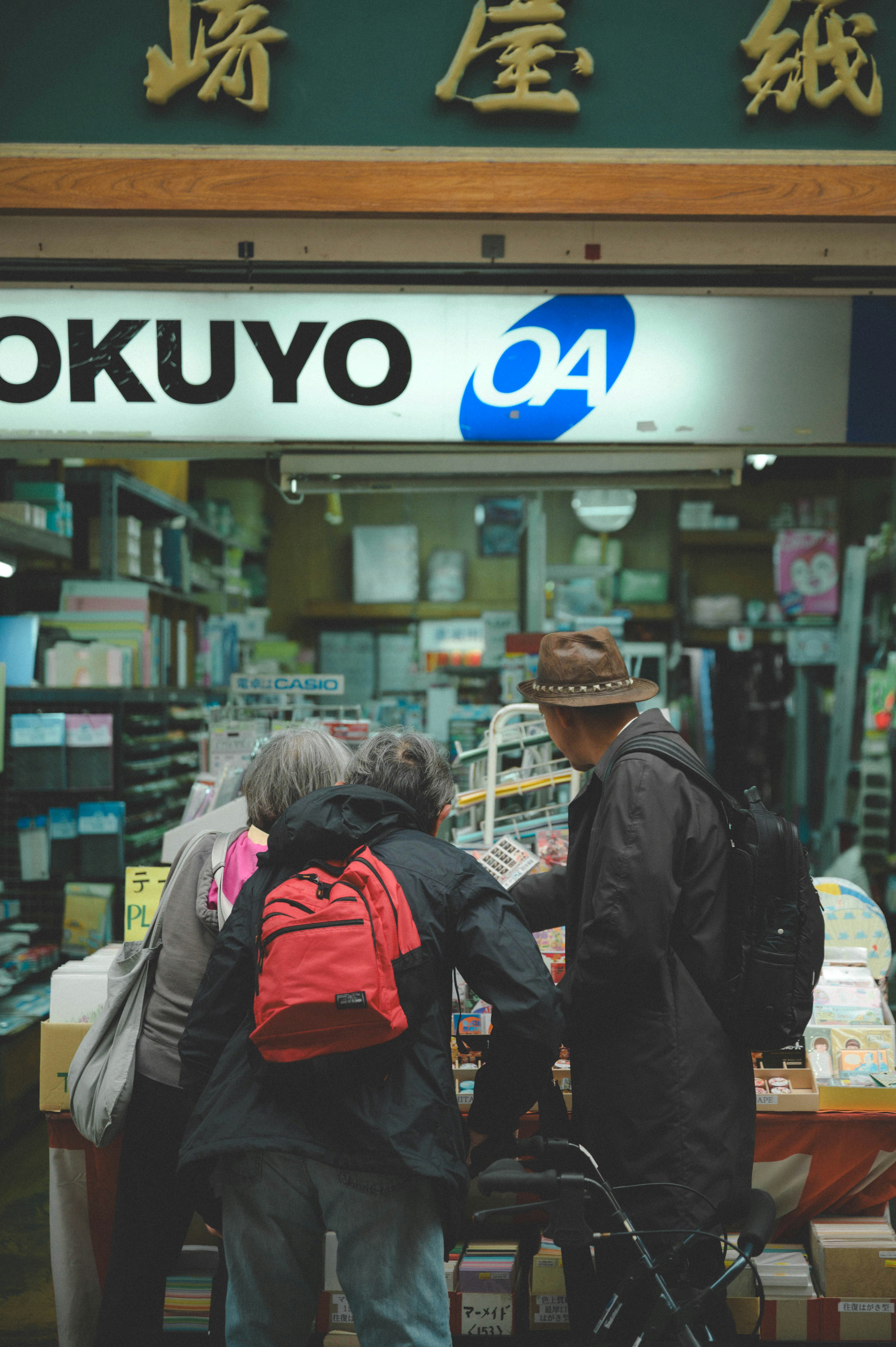 本屋の店先で旅行者が立ち寄る様子