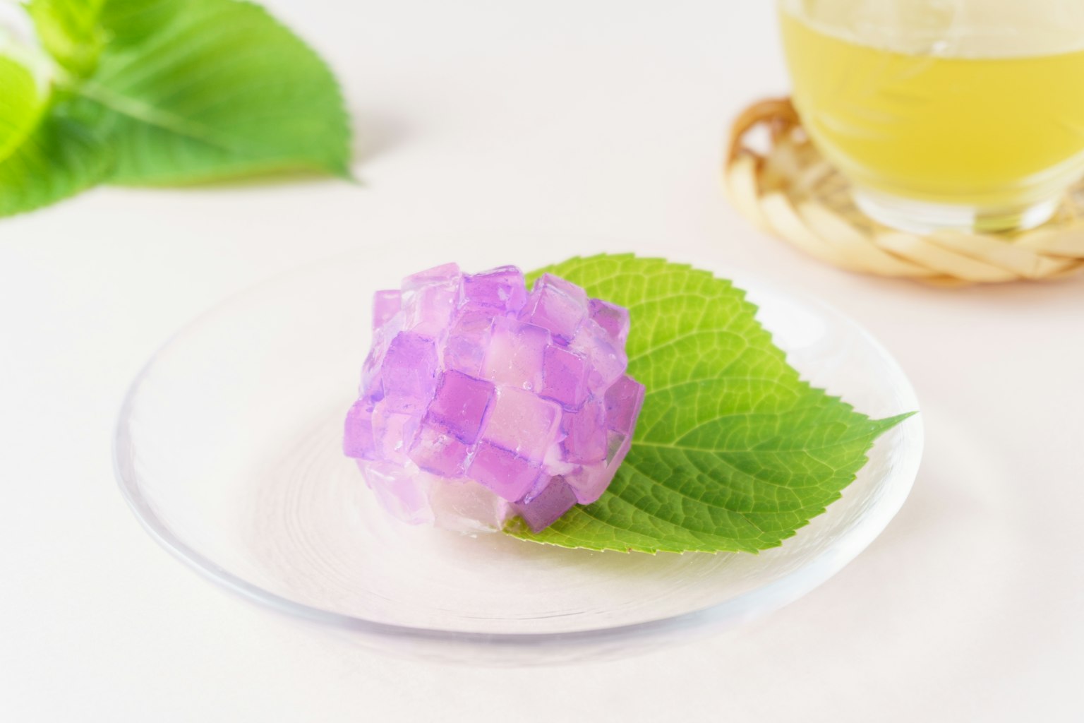 Lila japanische Süßigkeit auf einem Blatt platziert