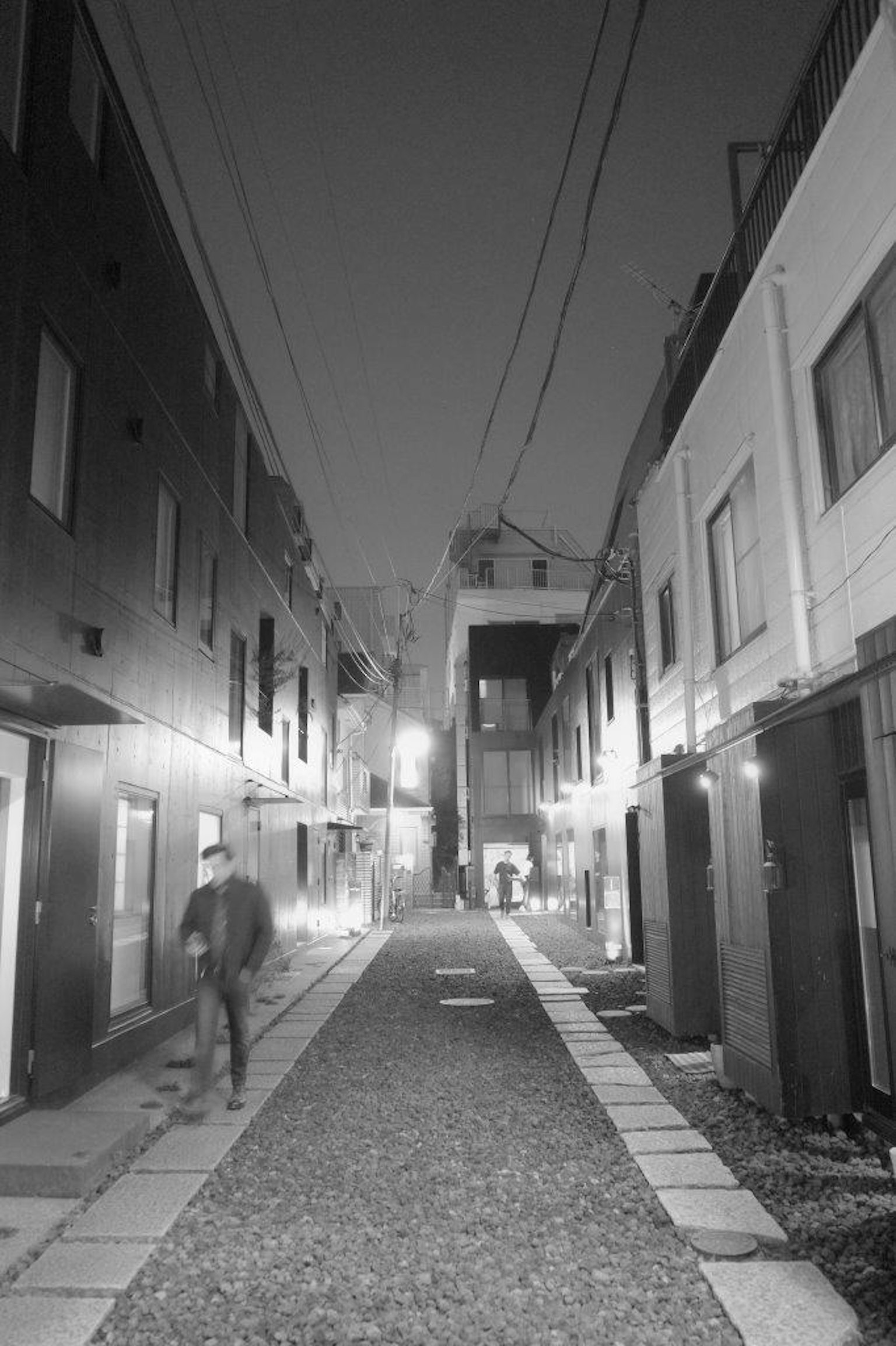 Ruhige nächtliche Gasse mit schwarz-weißen Gebäuden