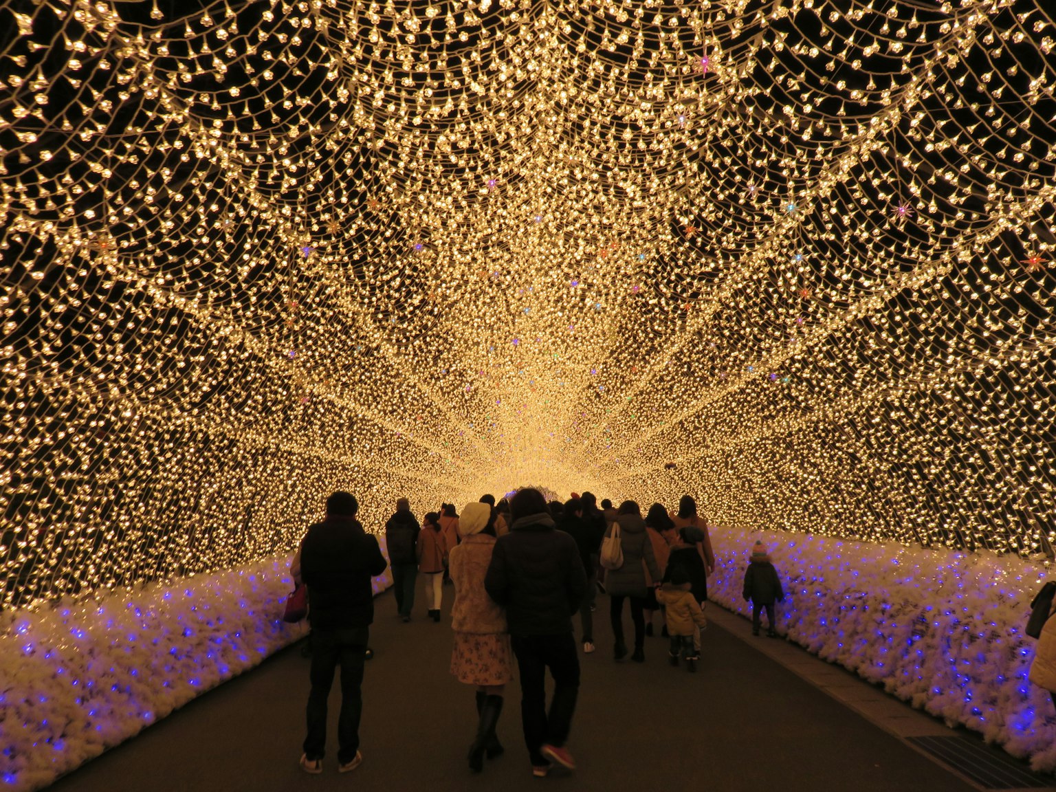 อุโมงค์แสงที่สวยงามมีผู้คนเดินผ่าน
