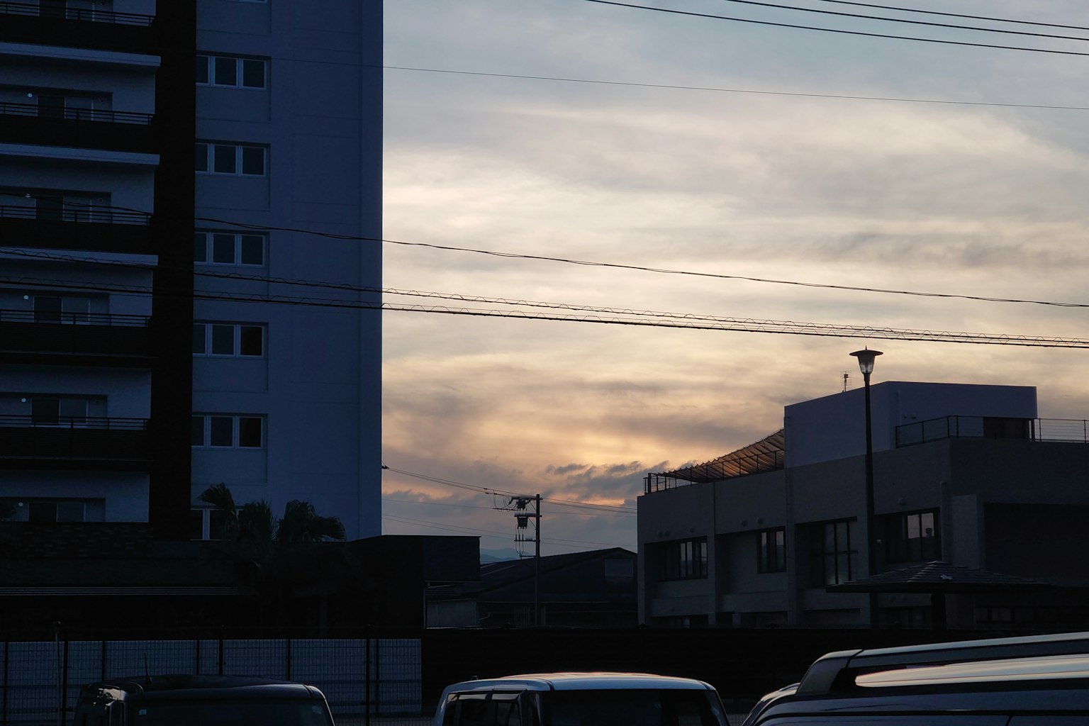 Silhouette di edifici e auto durante il tramonto