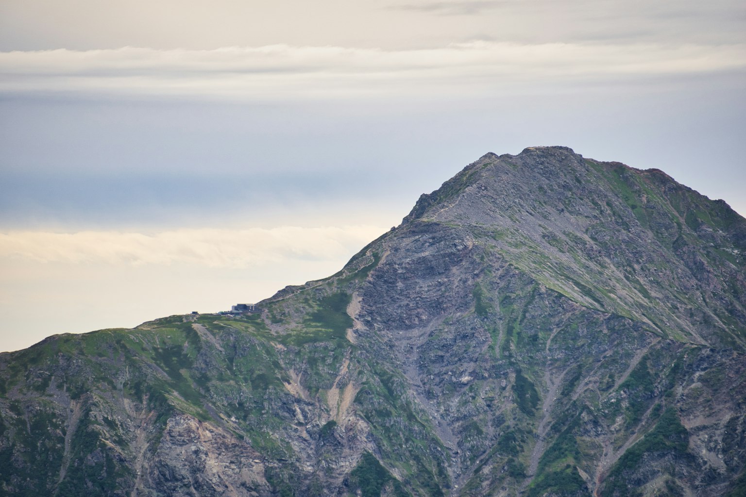 山峰與綠色坡度和岩石紋理
