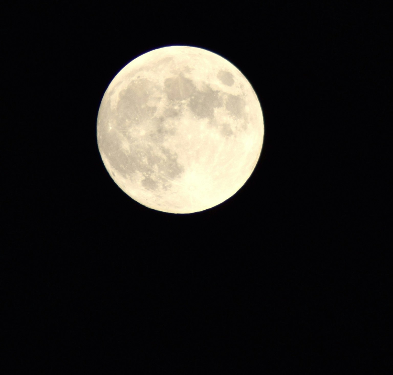Helle Vollmond schwebt in einem dunklen Nachthimmel