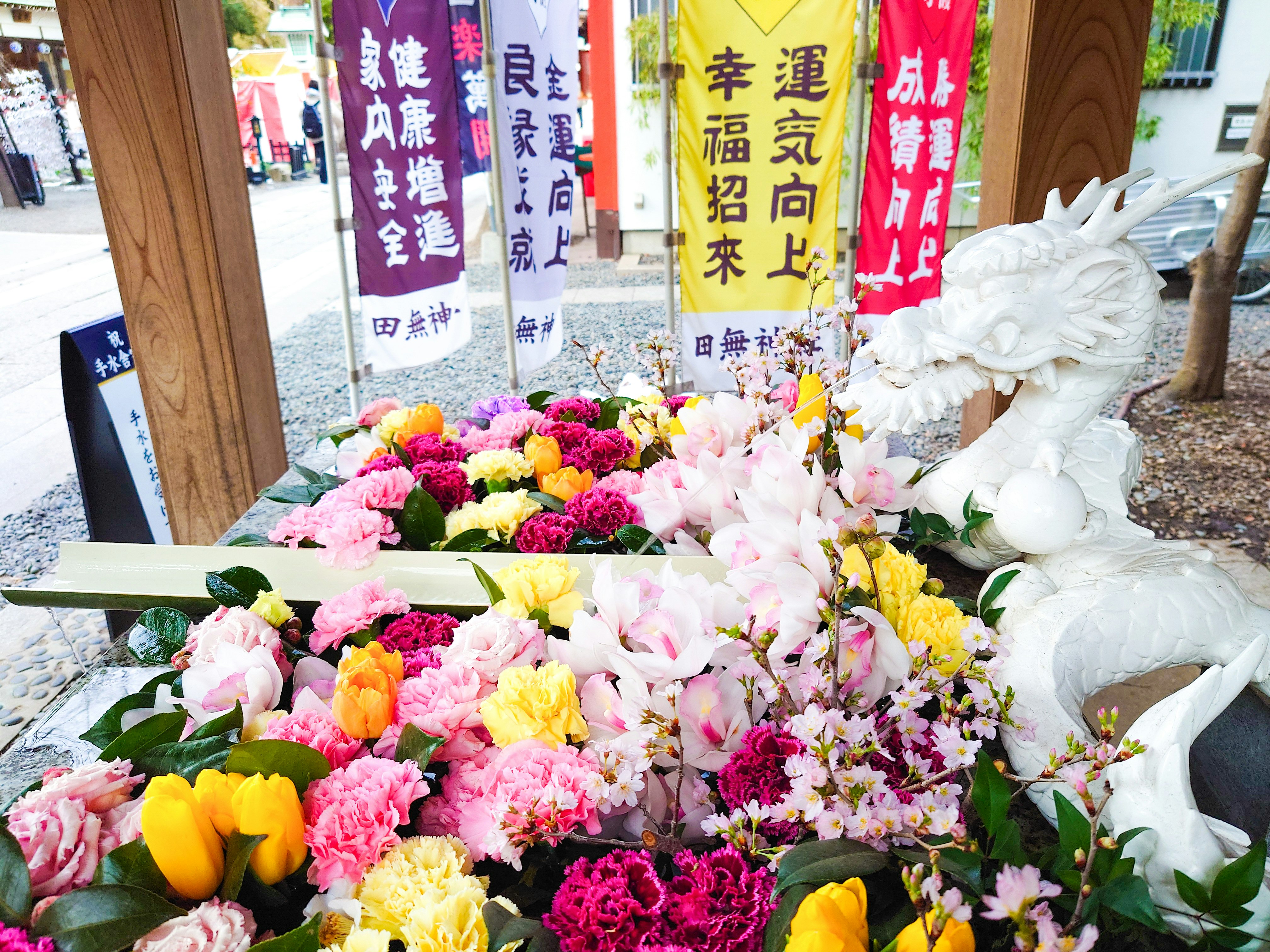 花束と白い天使像が並ぶ店先の装飾