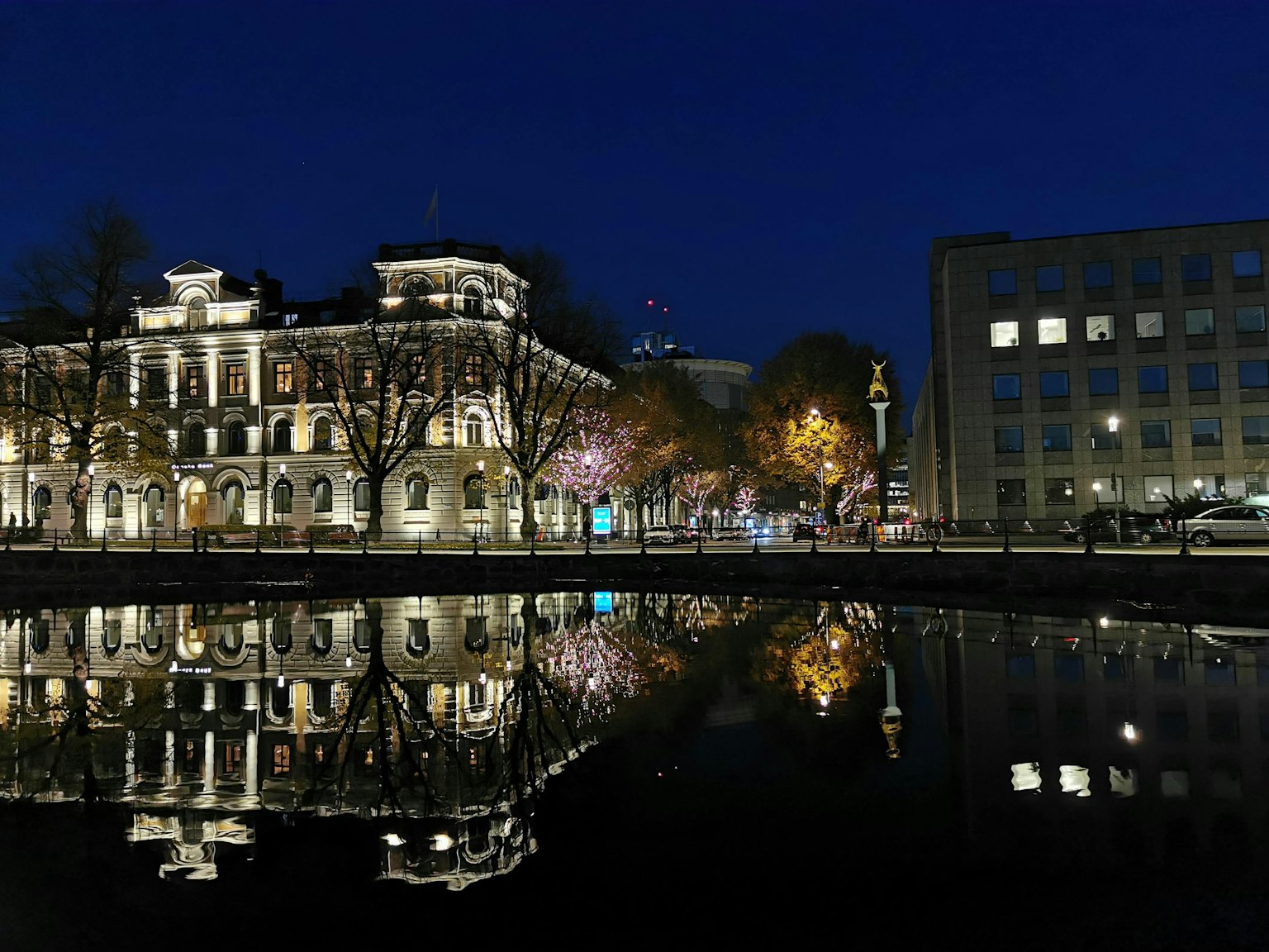 夜晚水面上映出的美麗建築和街燈