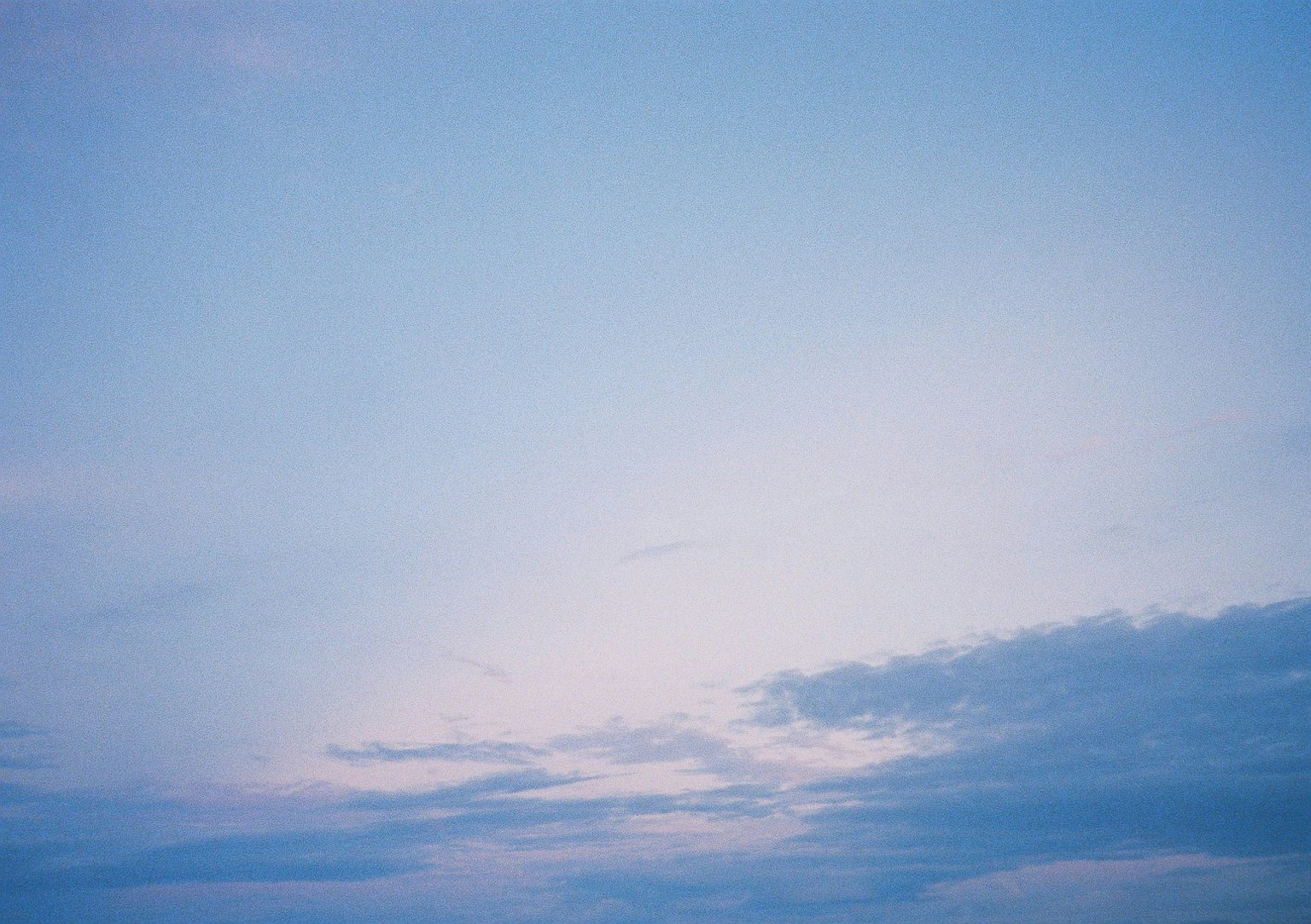 Un ciel bleu serein avec des nuages doux