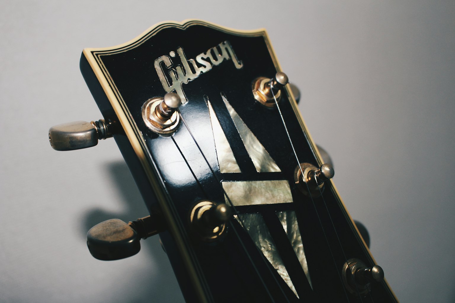 Gros plan d'un headstock de guitare Gibson
