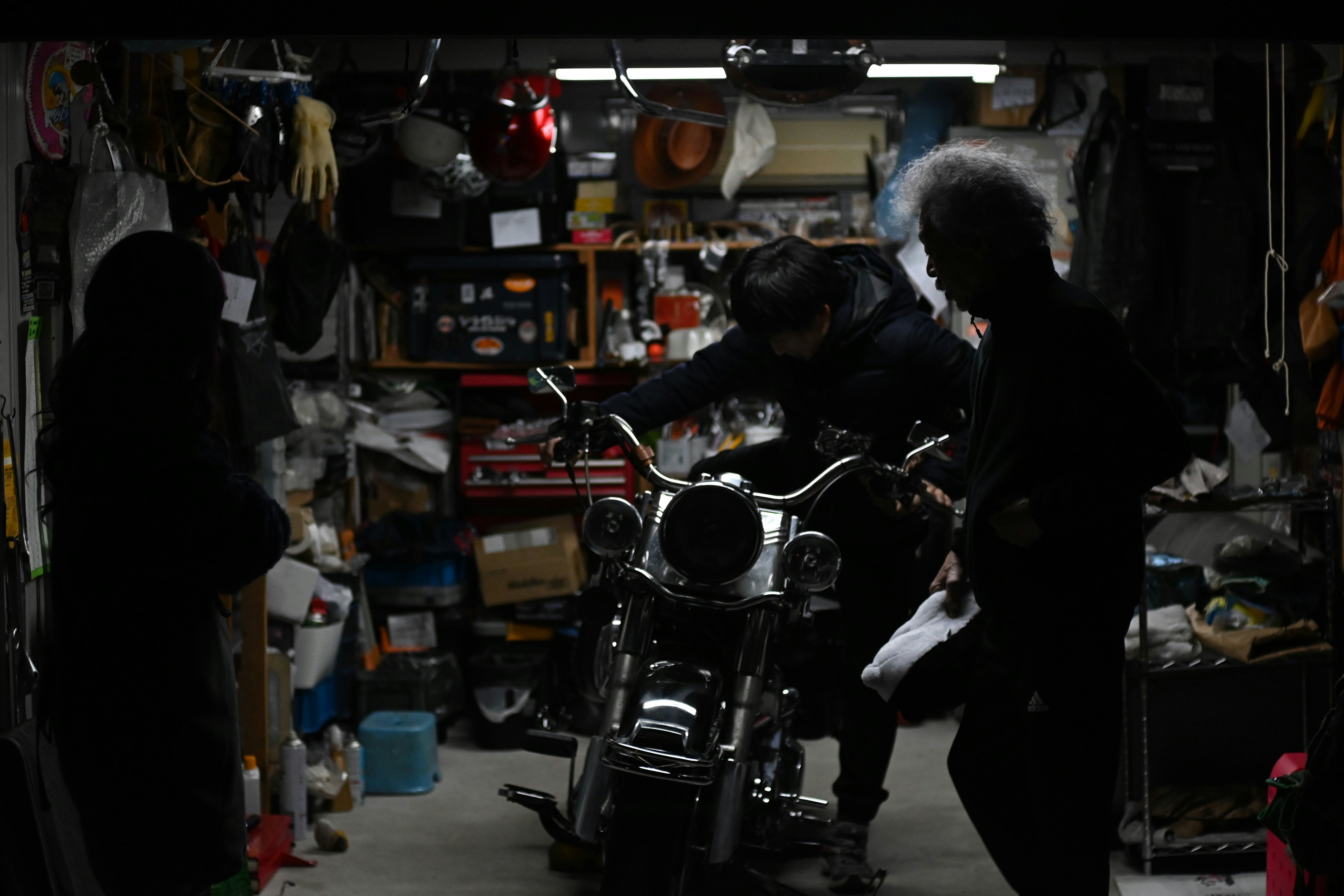 khoảnh khắc gia đình: người cha ngồi trên Harley trong gara
