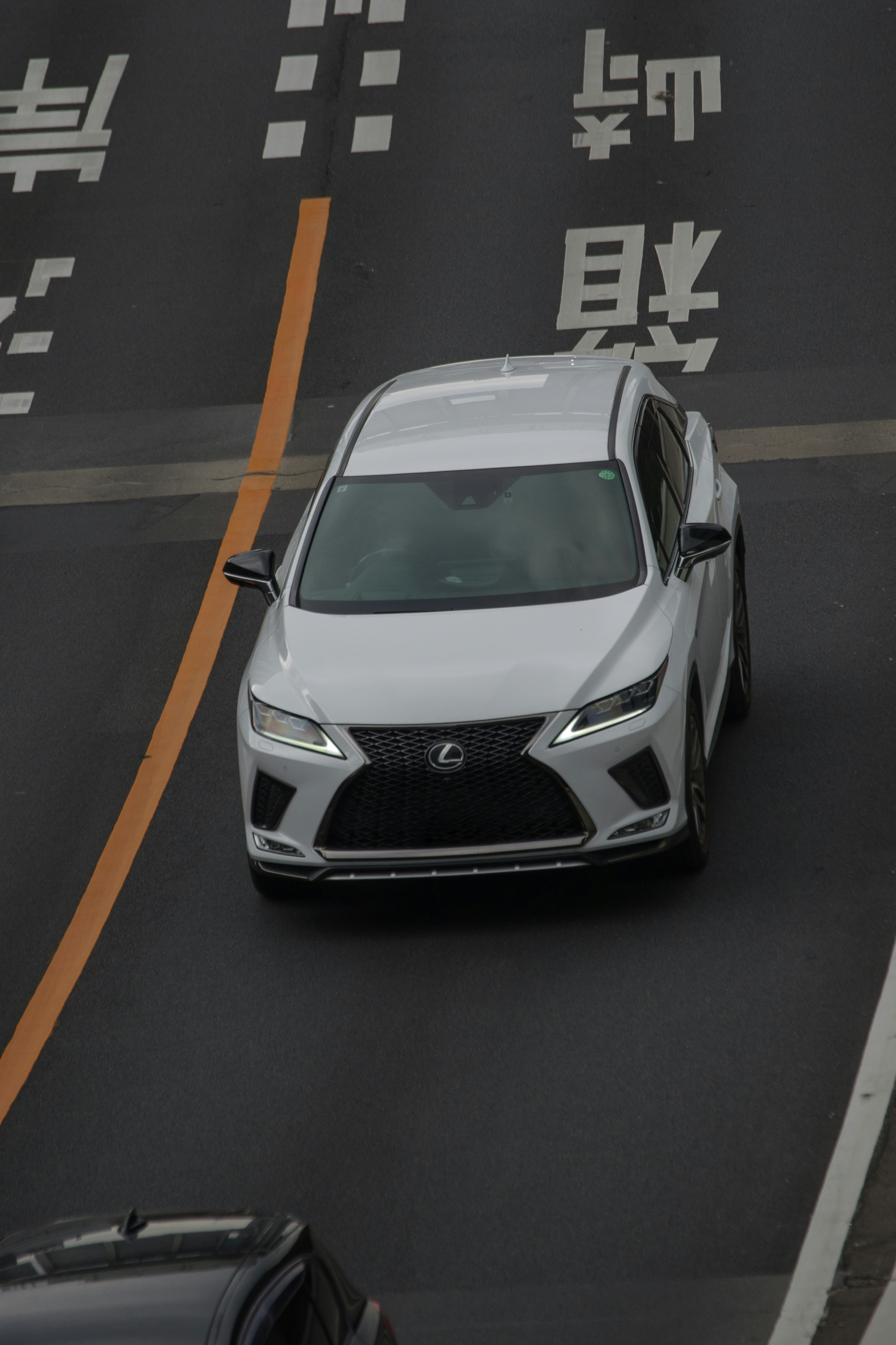 日本道路上的雷克薩斯車頭特寫