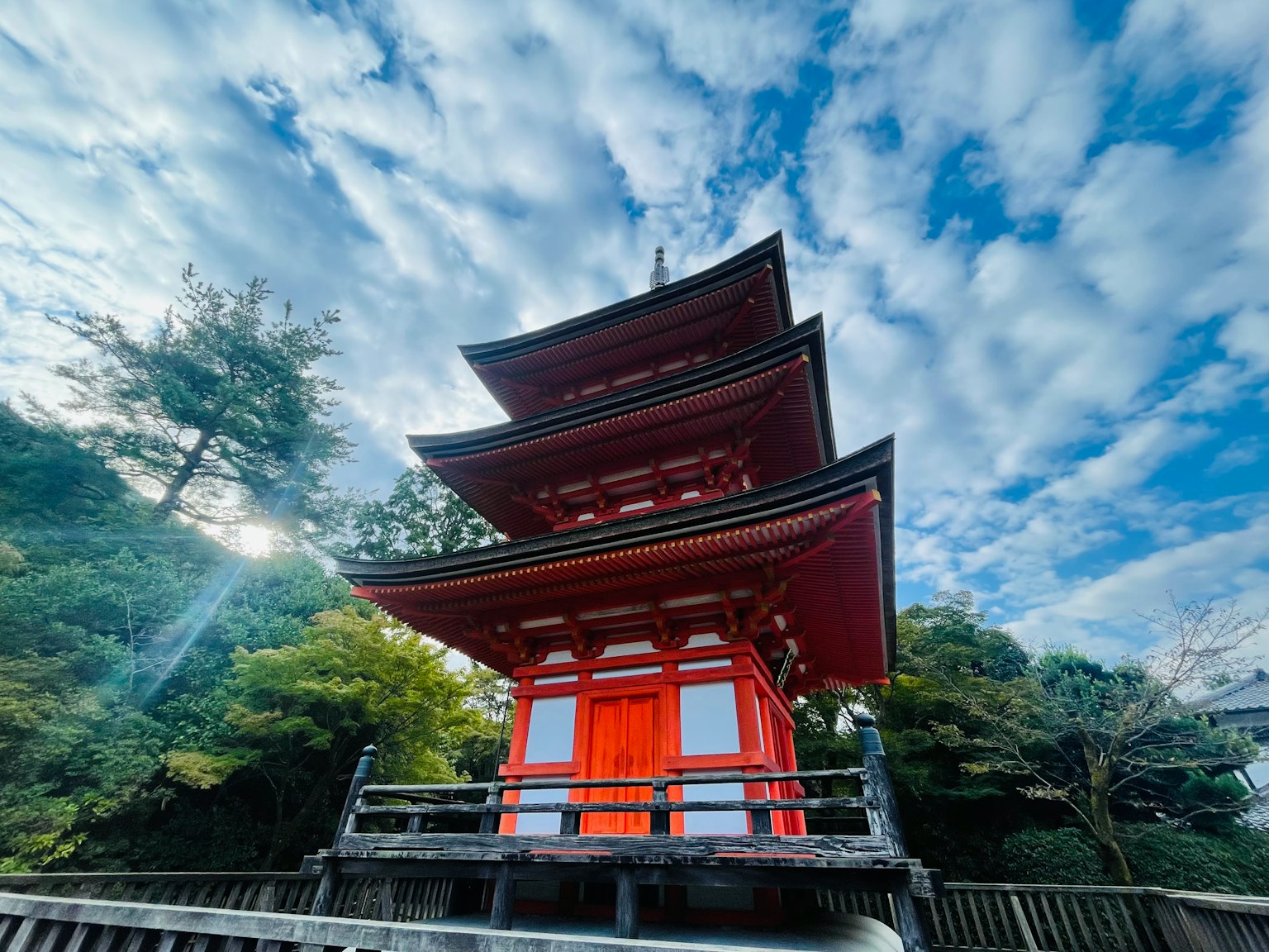 Pagoda rossa a cinque piani contro un cielo blu