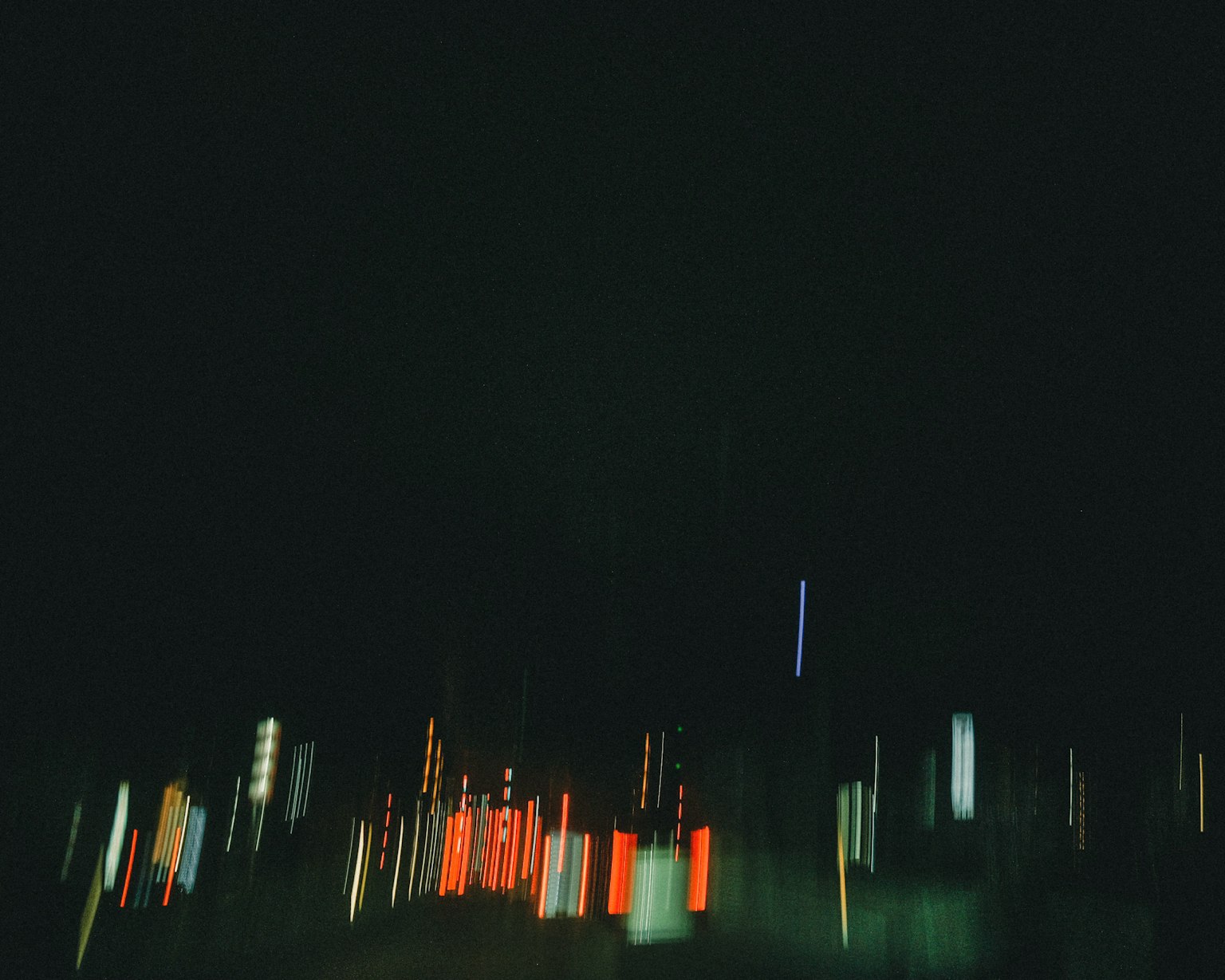 模糊的夜晚城市灯光图像