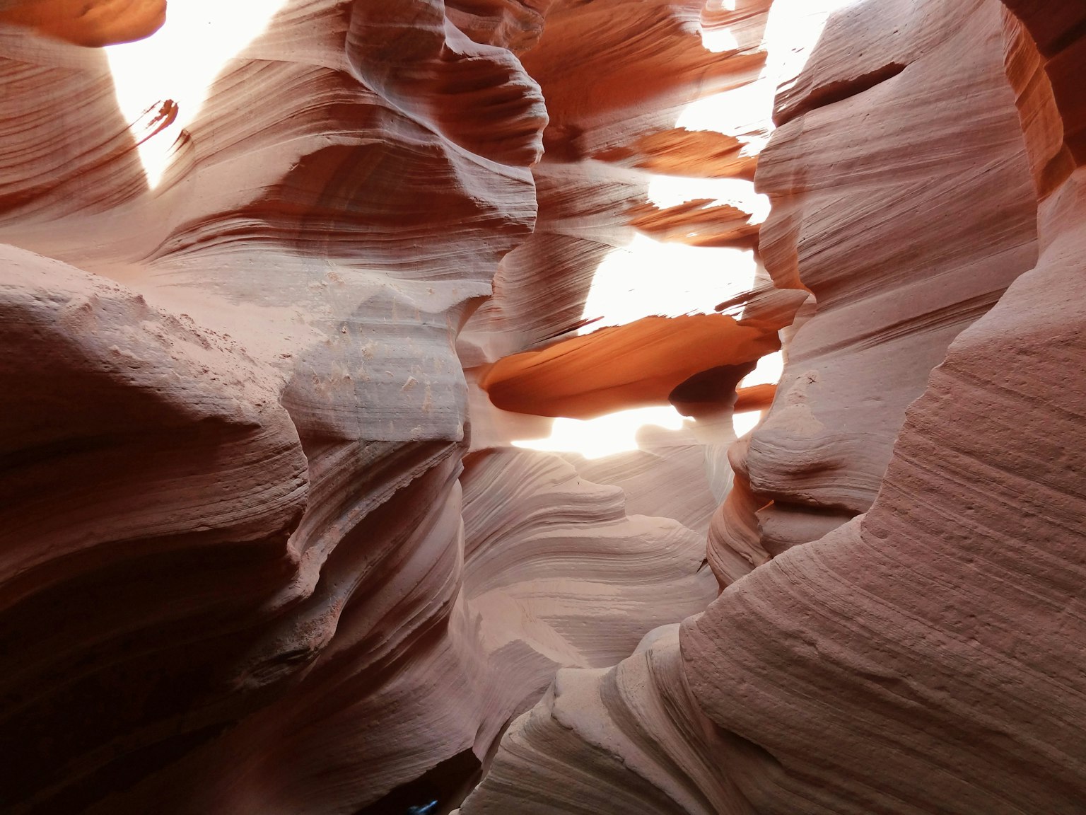 Hermoso paisaje del Cañón Antílope con formaciones rocosas rojizas