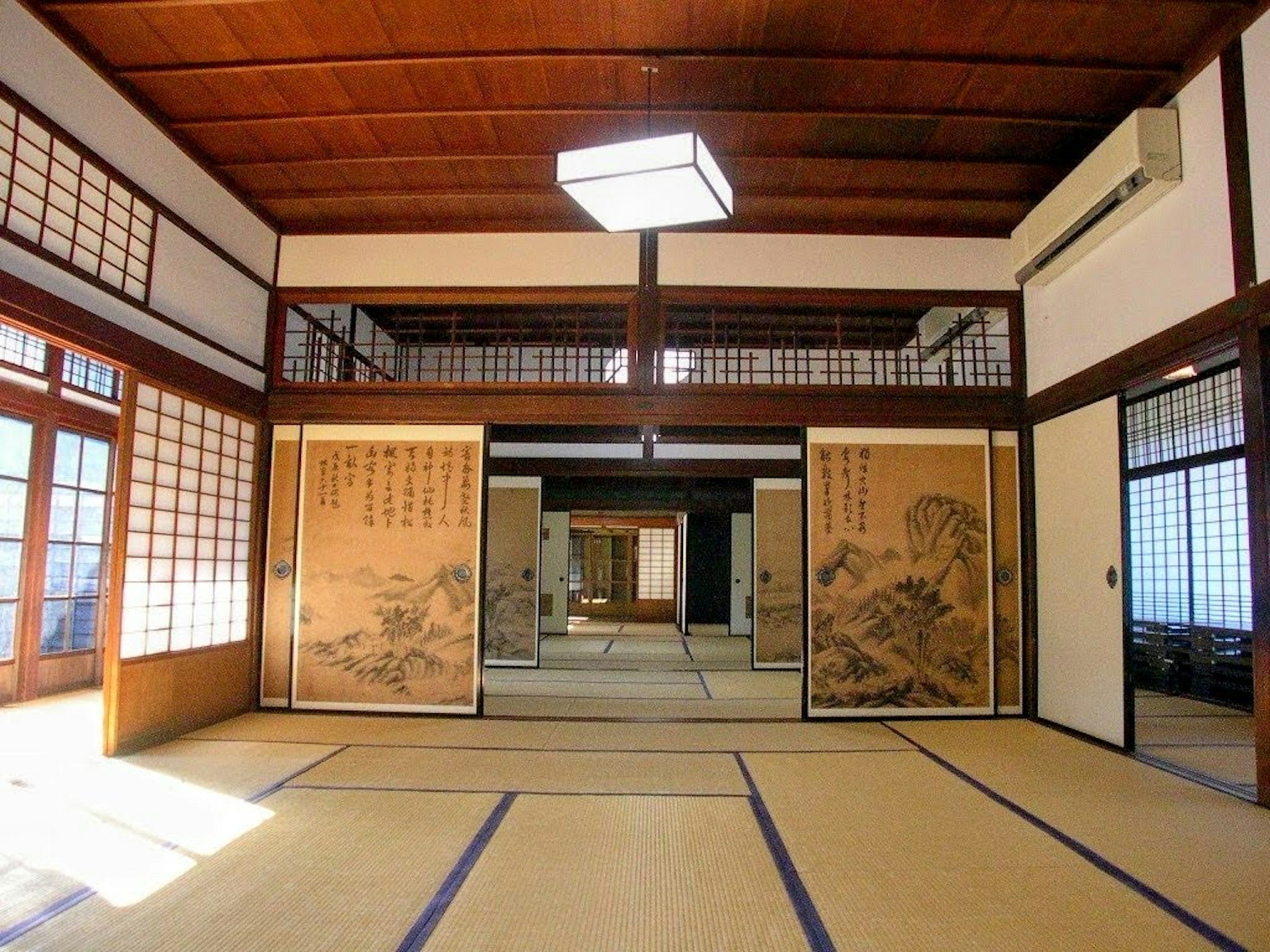Thiết kế nội thất phòng tatami truyền thống của Nhật Bản với sàn tatami rộng rãi và cửa sổ shoji
