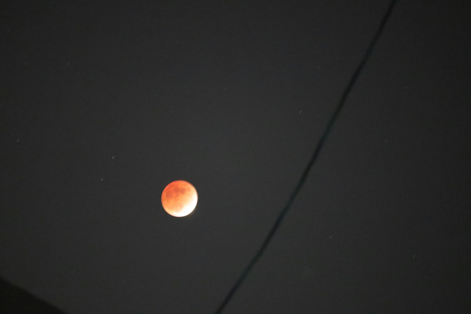 夜空中浮动的红色月亮