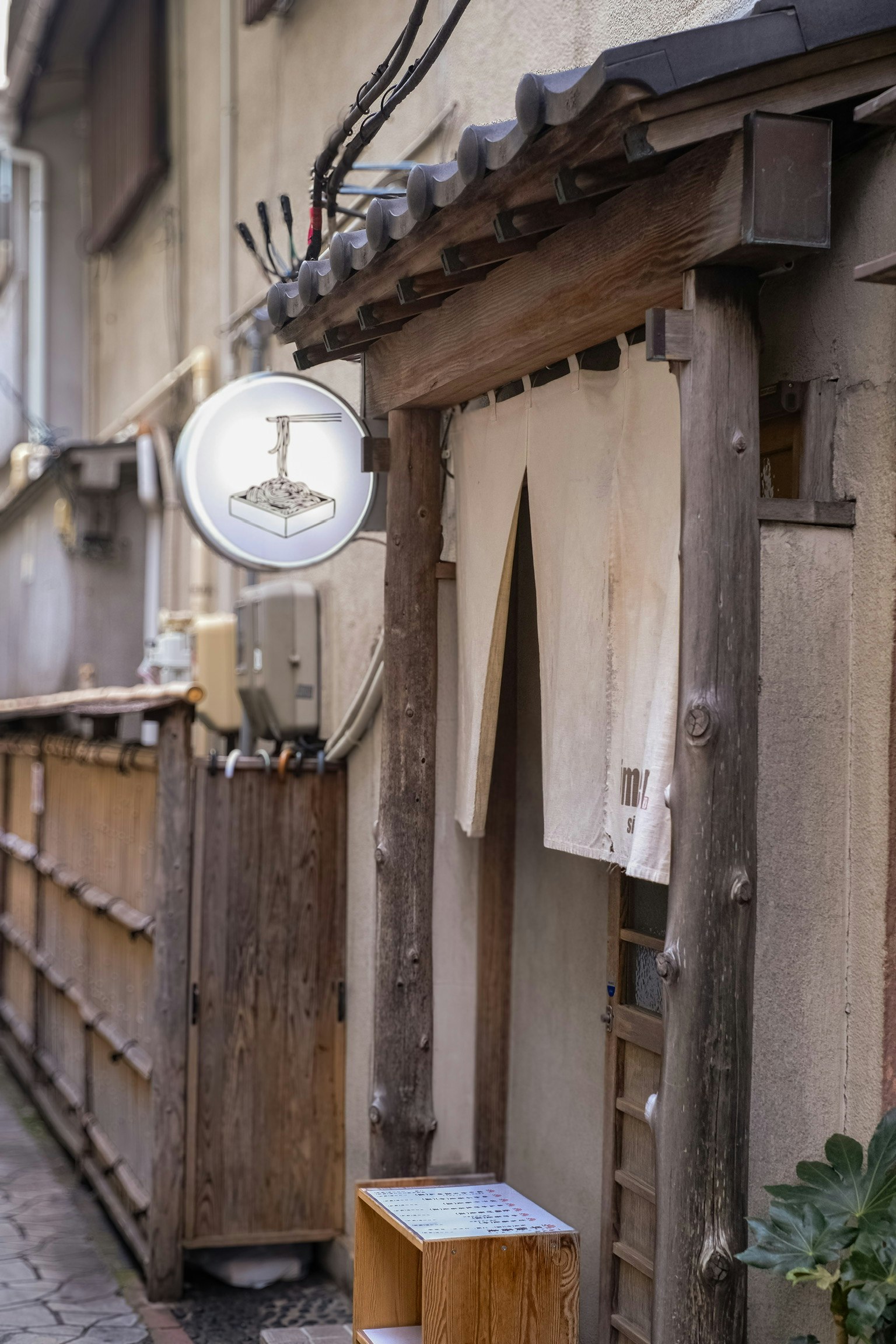 #朝蕎麦ののれんが掛かる路地の老舗店先