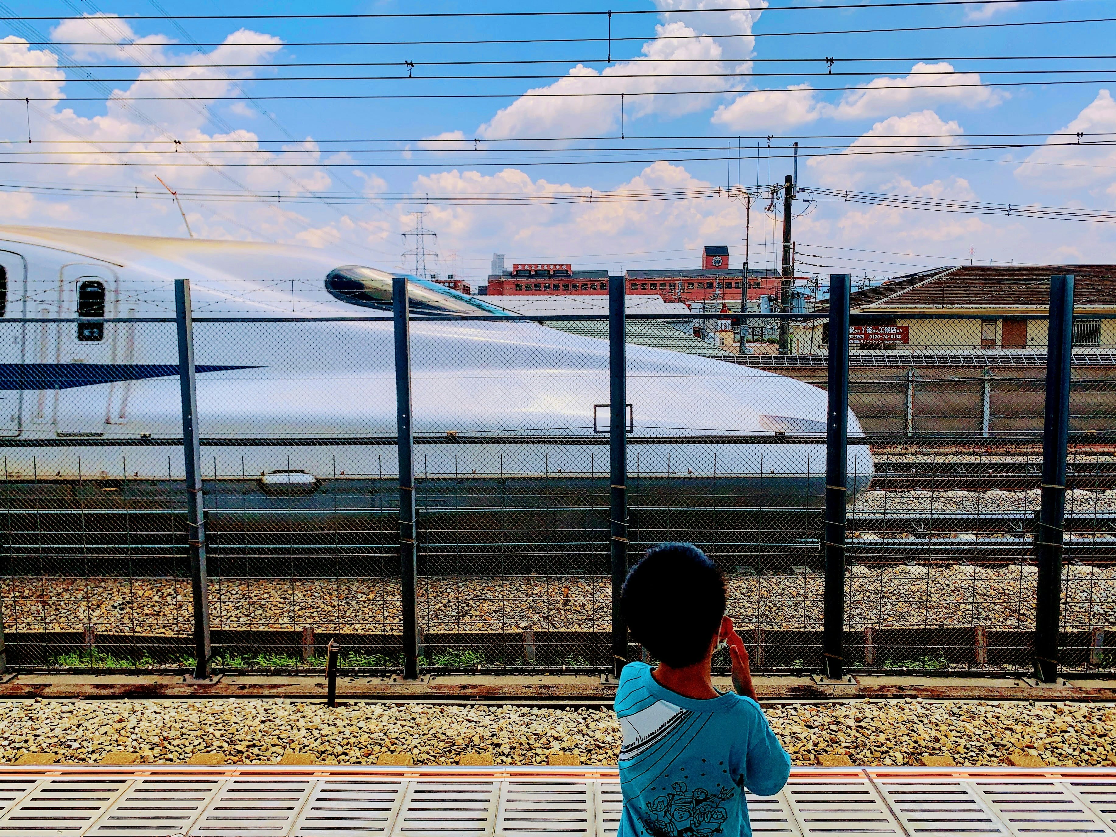 新幹線が走る駅のホーム風景