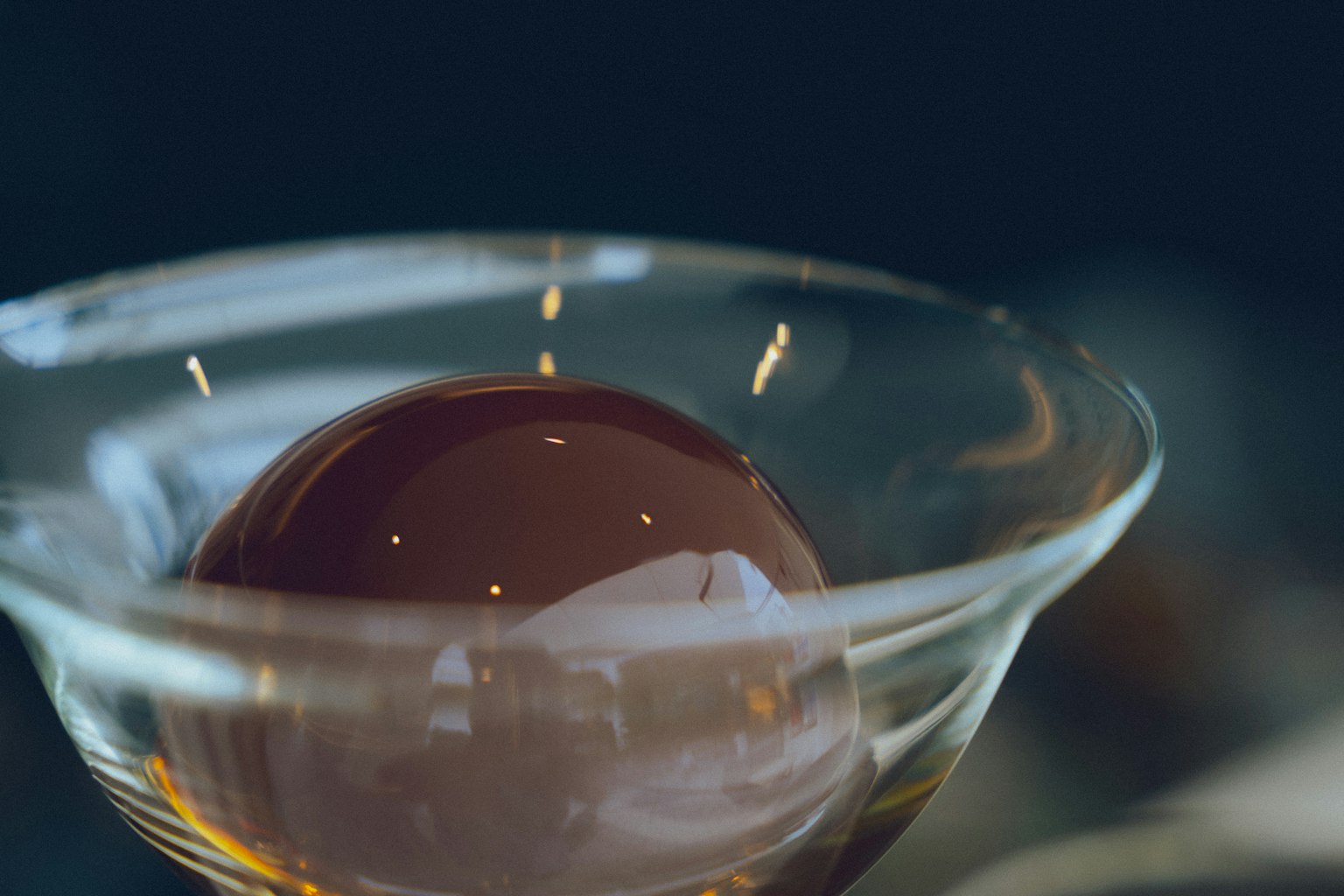 Esfera marrón brillante en un vaso transparente