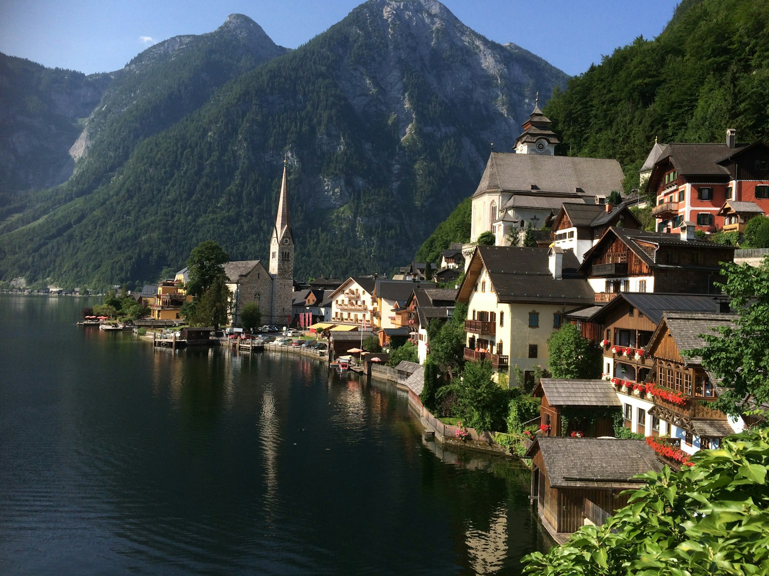 Malerscher Blick auf das Dorf Hallstatt am See umgeben von Bergen