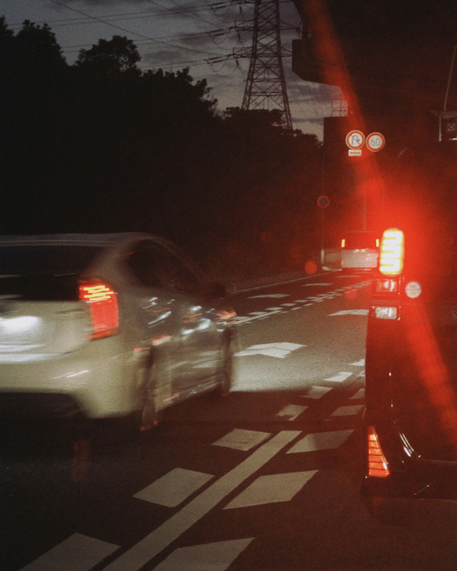 夜の道路で走行中の車両と街灯の光