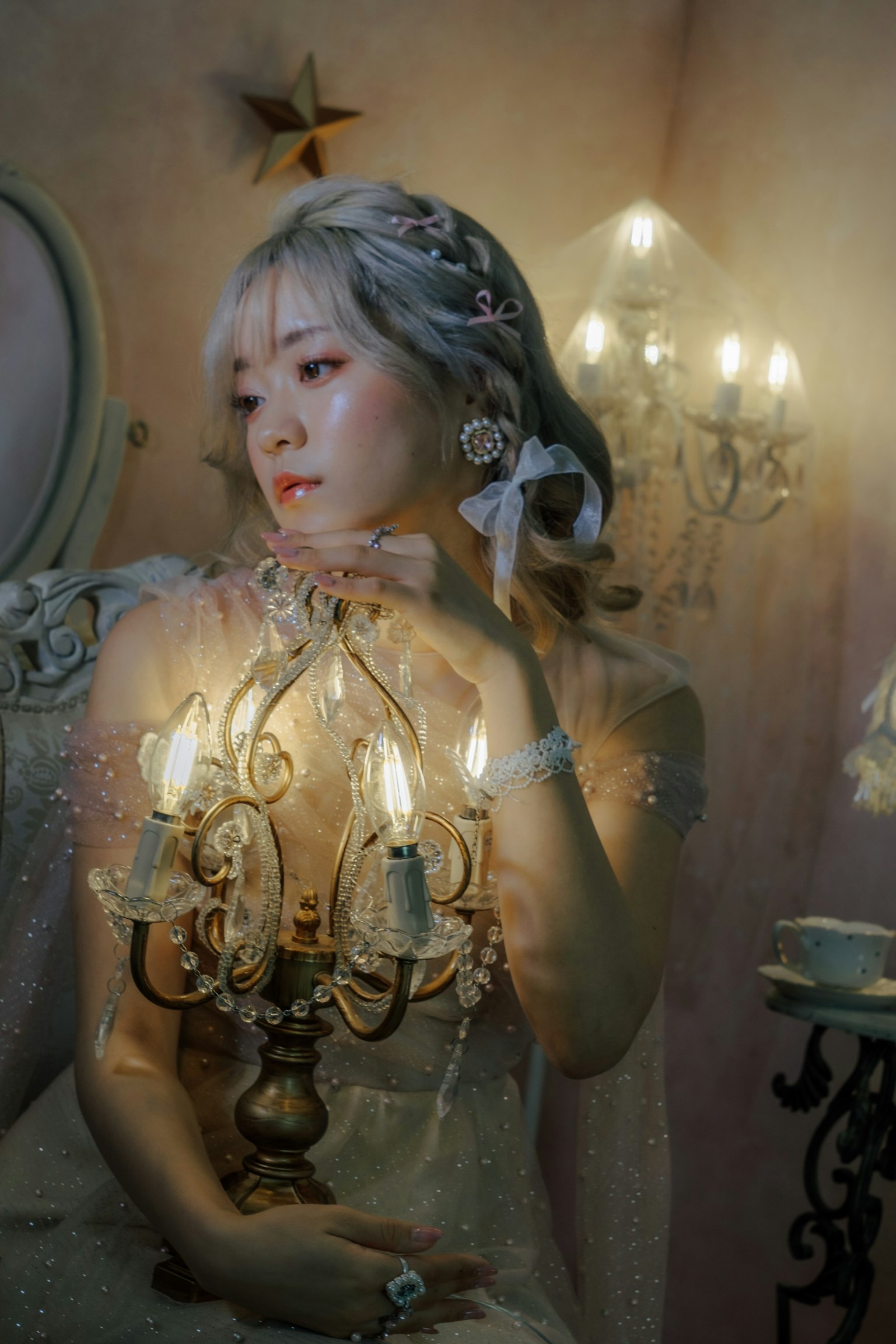 Une belle femme tenant un lustre dans un cadre féerique