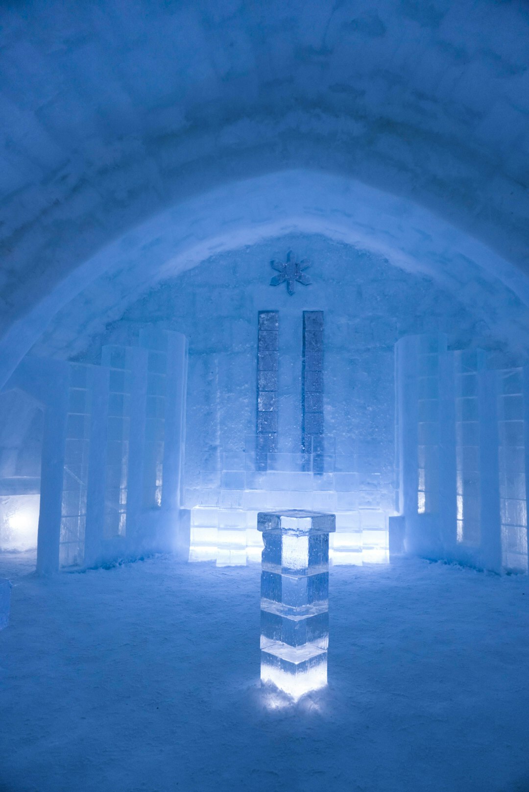 青い光に包まれた氷のドーム空間の内部