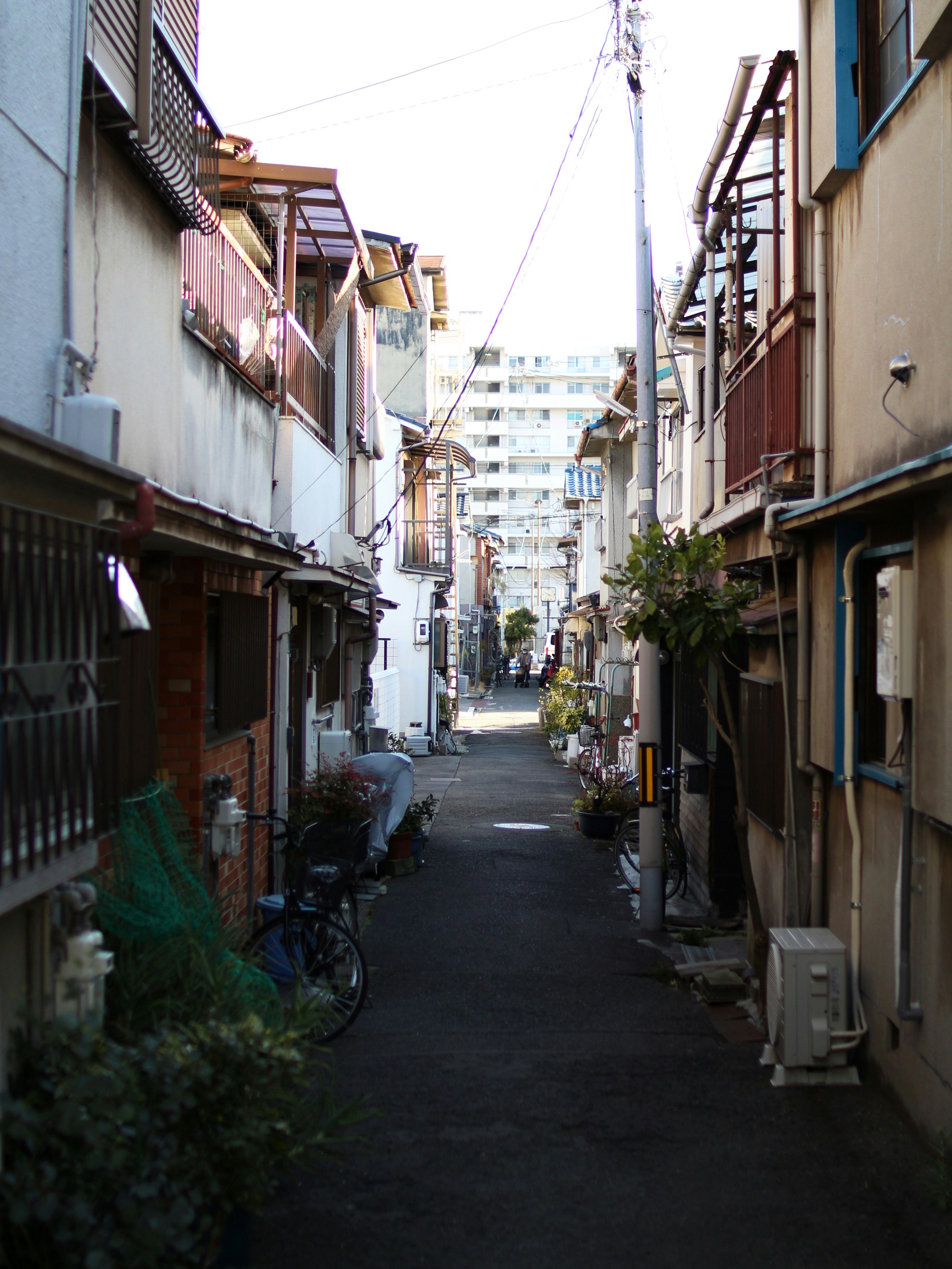 住宅区狭窄小巷里停放的自行车与店铺门面