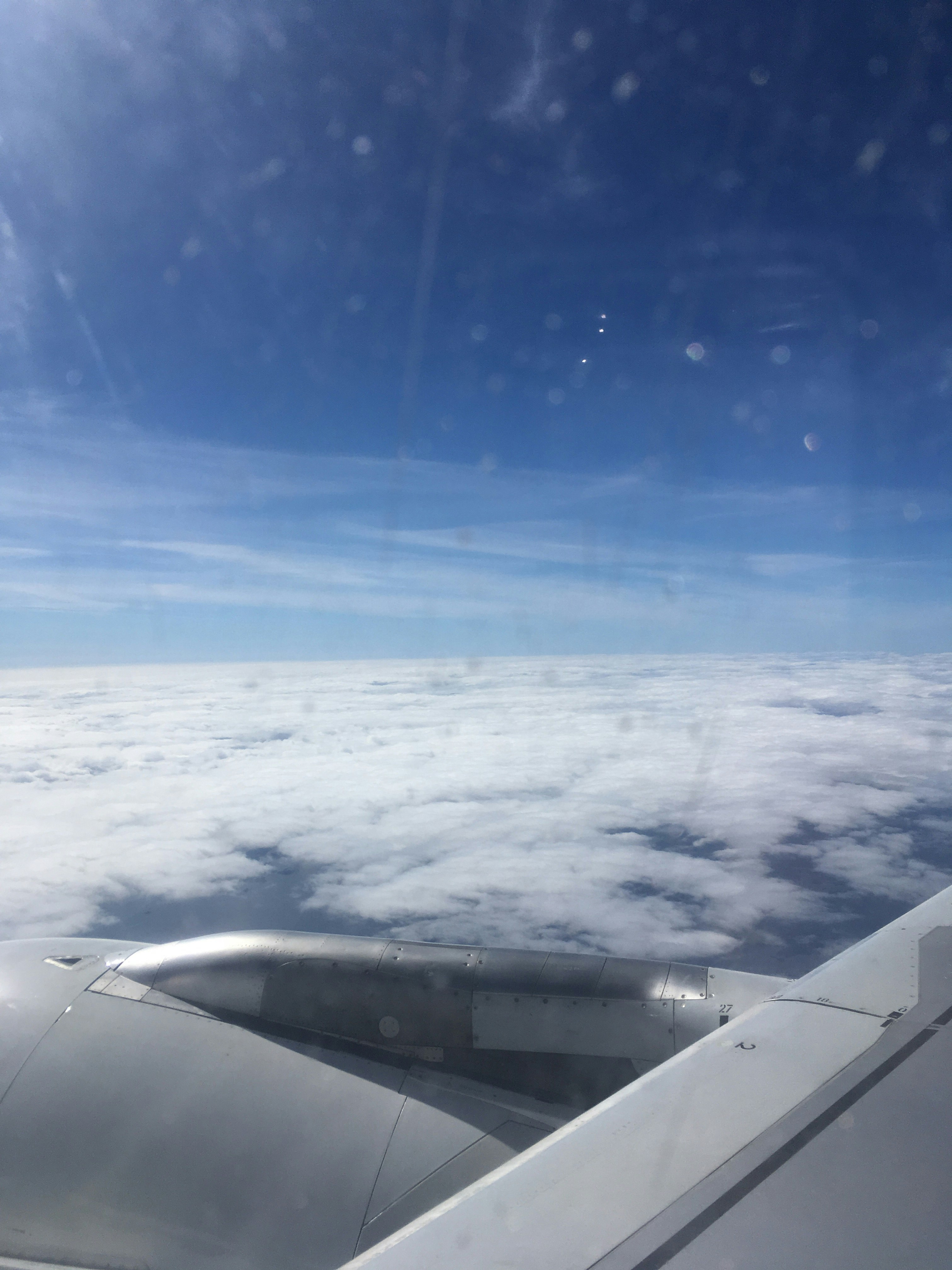 飛機機翼掠過雲層的視角