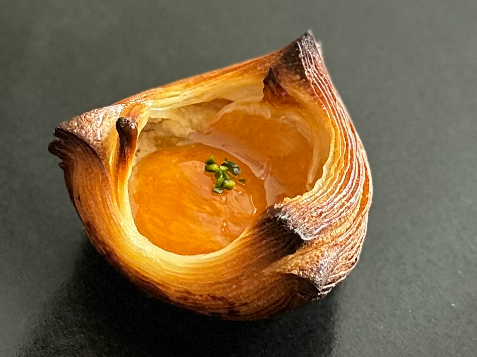 在焦炭木碗中盛放的湯狀菜餚