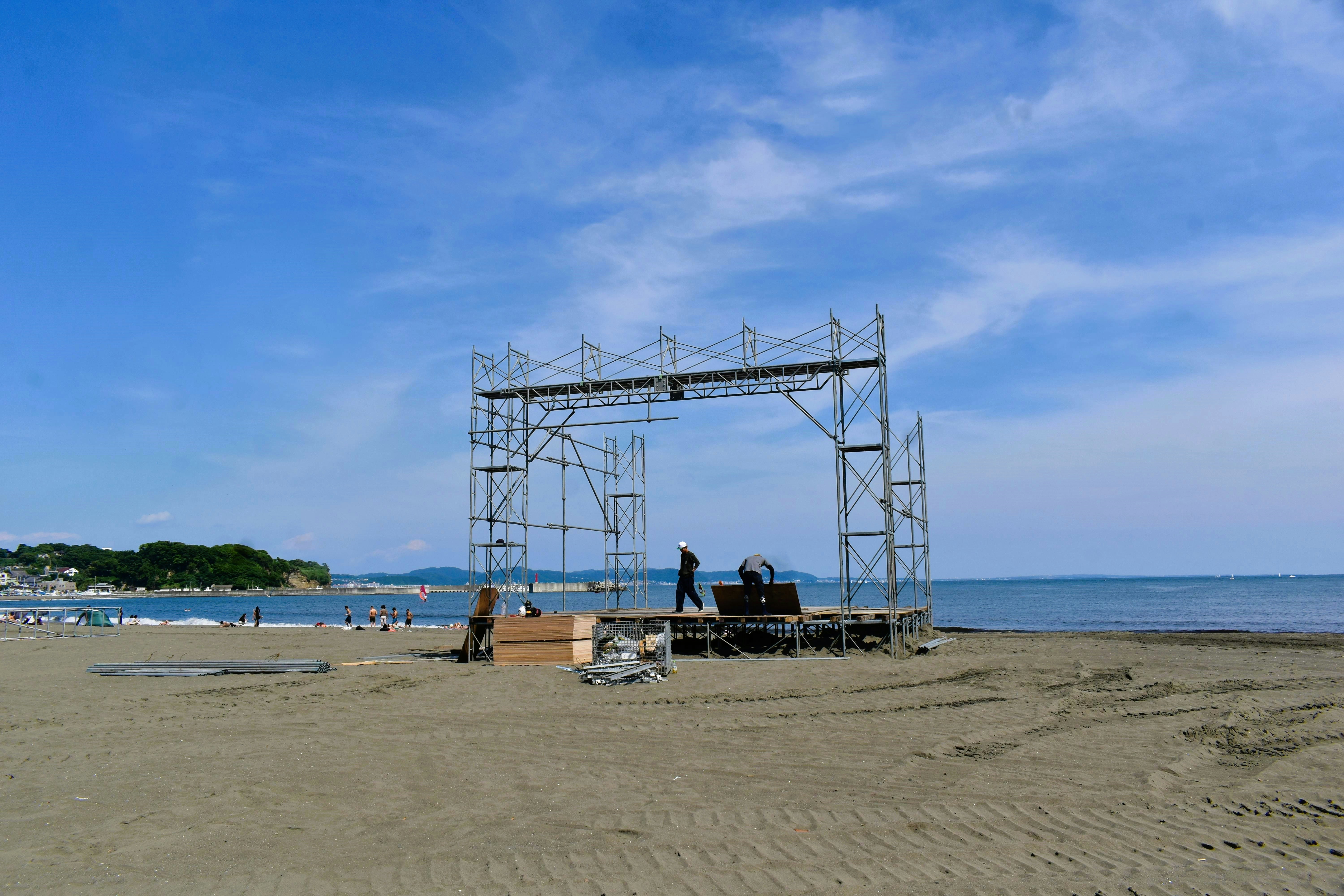 江の島の海辺で撮影用の仮設ステージが組まれた砂浜