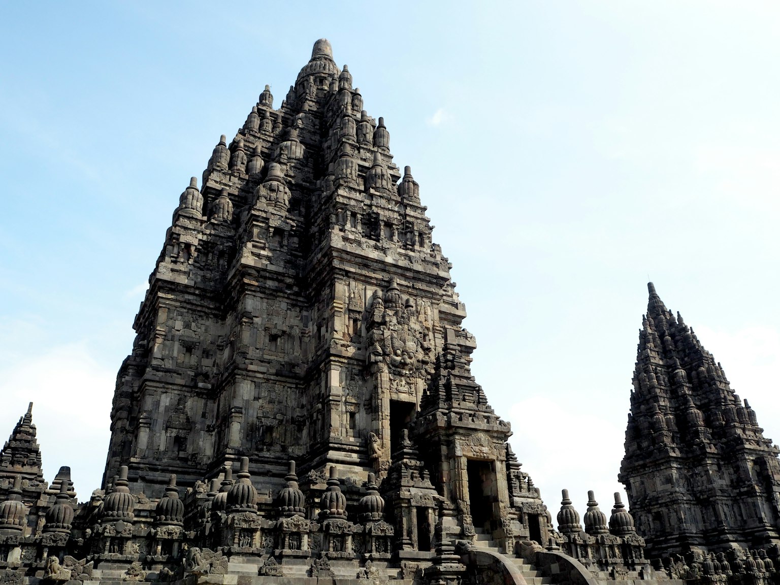Quần thể đền Prambanan với các cấu trúc đá cao chót vót dưới bầu trời xanh