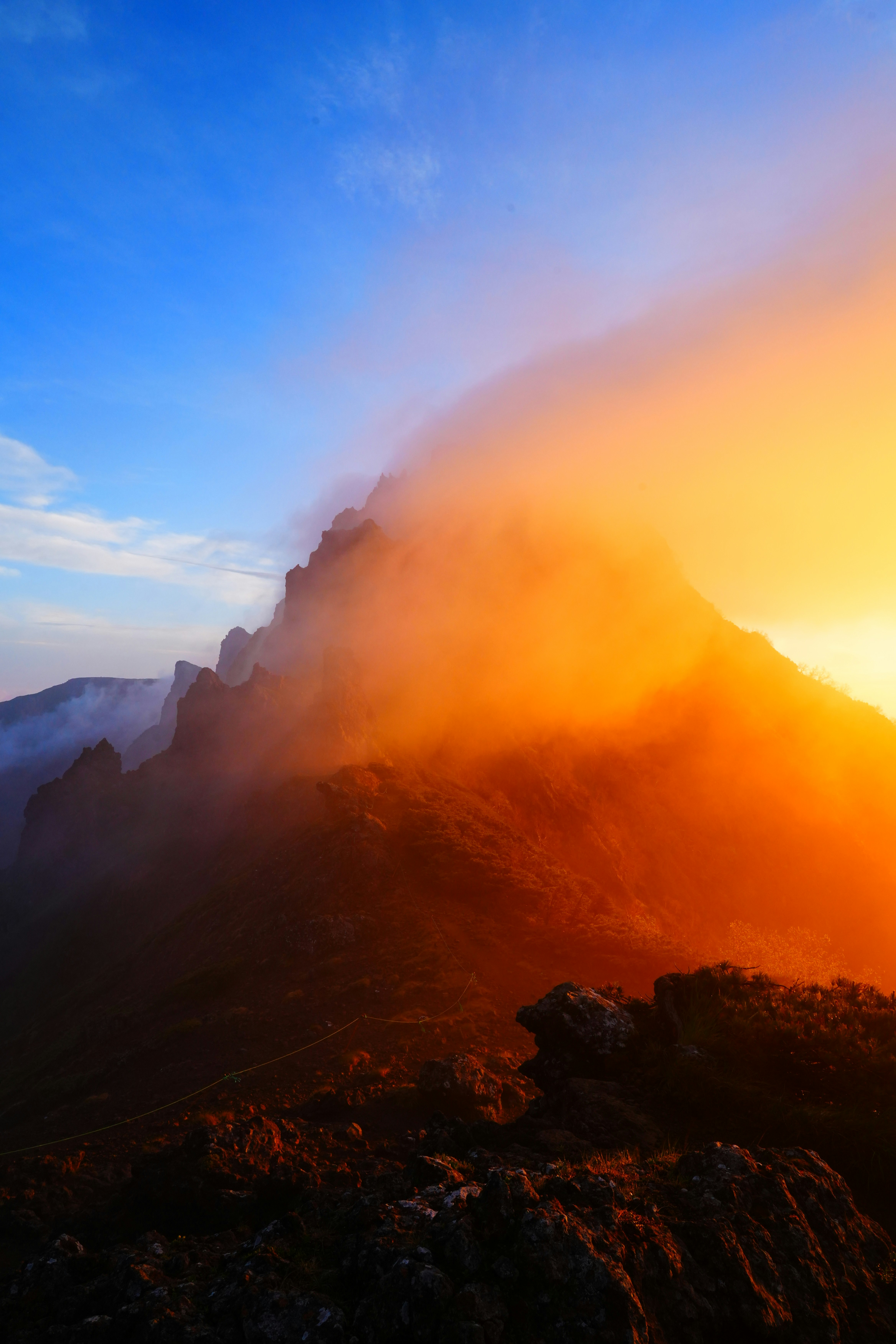 Morgendämmerung an den Ausläufern der Yatsugatake, blauer Himmel hinter dem Dunst und Sonnenaufgang