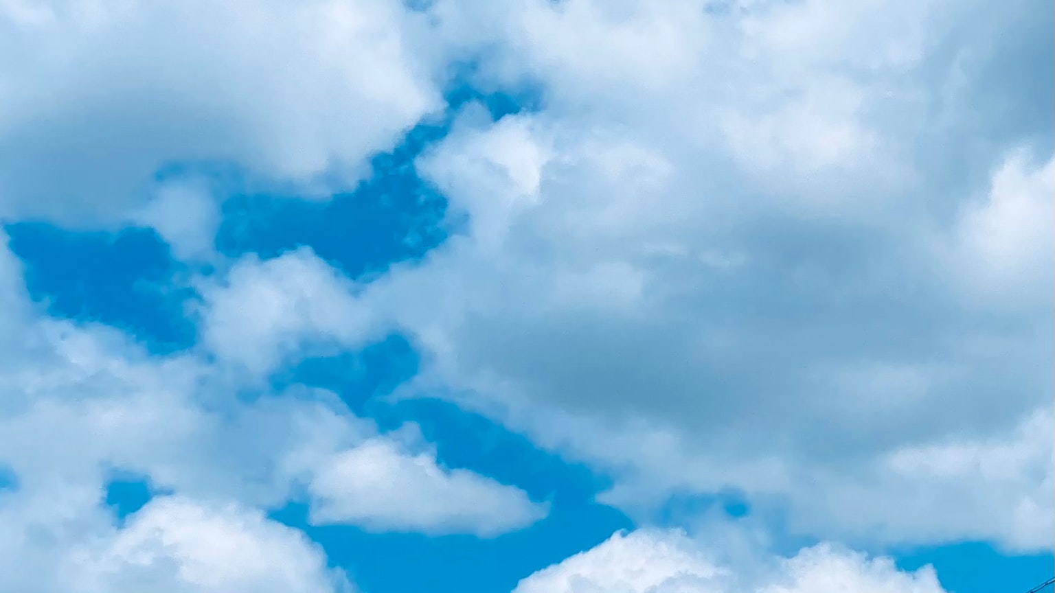 Pemandangan indah awan putih melayang di langit biru
