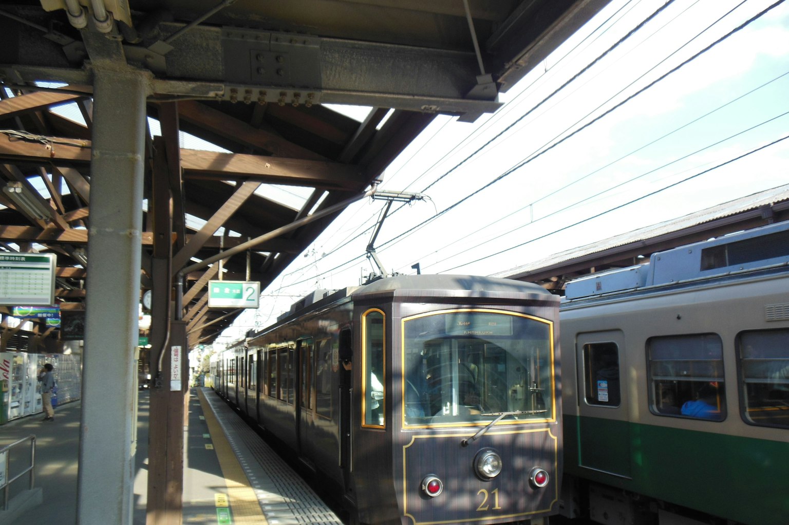 Train à la gare avec une structure de toit en bois