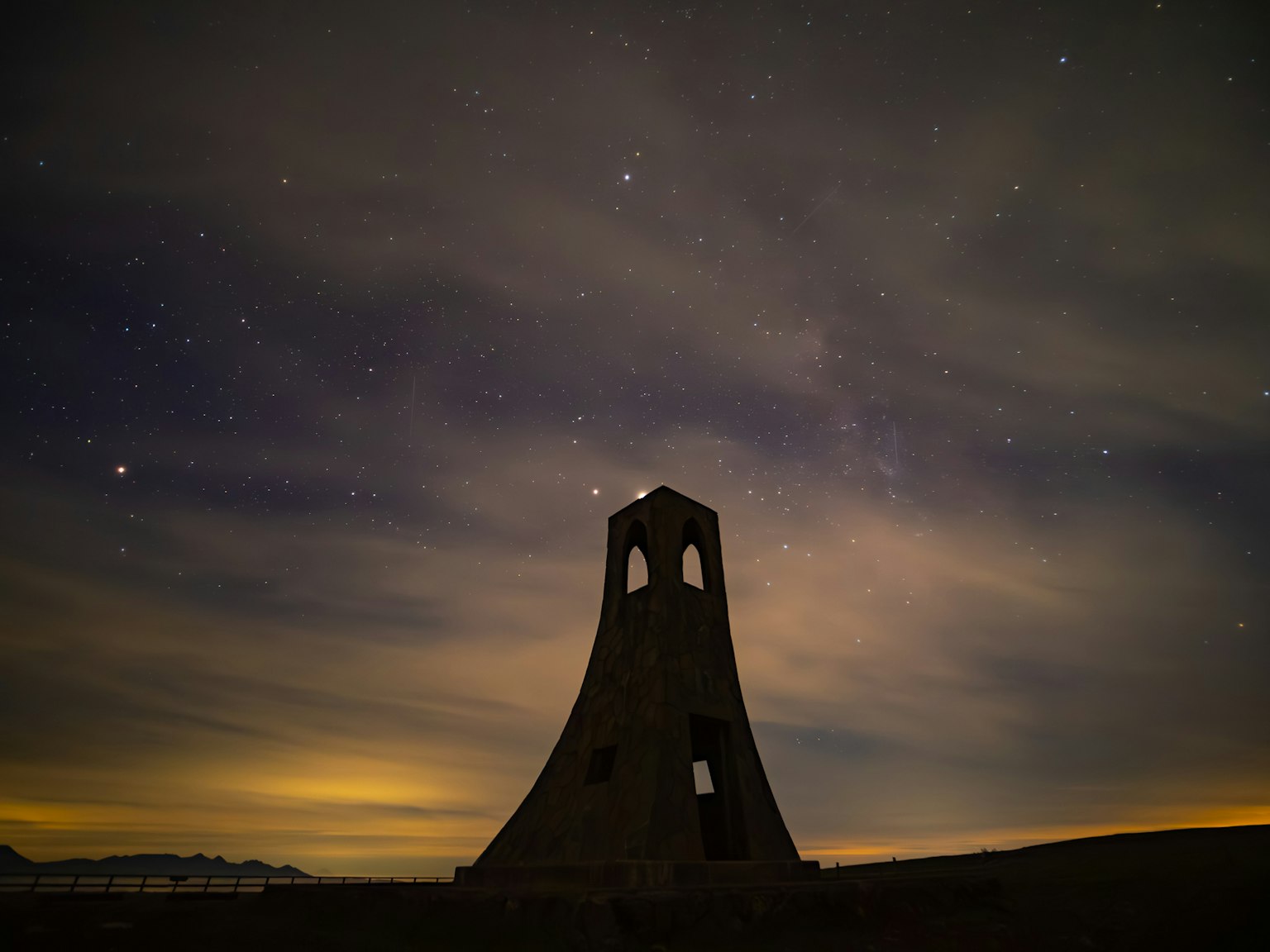 Silhouette d'une vieille tour contre un ciel étoilé