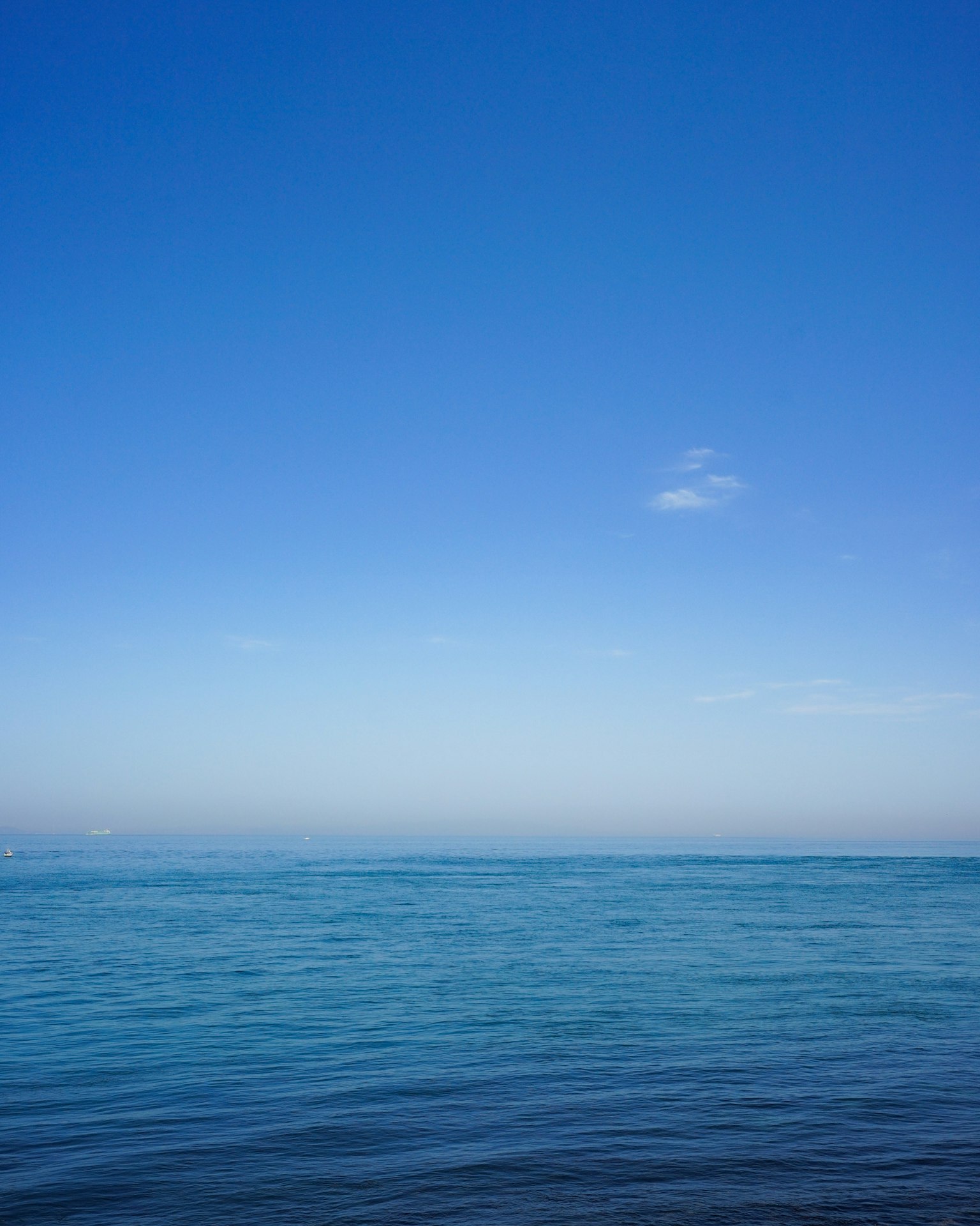 蓝天与宁静海洋的风景